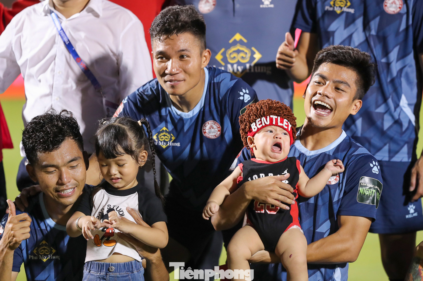 Niềm vui vỡ oà của các cầu thủ cùng ban huấn luyện CLB TPHCM sau trận hoà quý giá trước đội khách Bình Dương. Niềm vui vỡ oà của các cầu thủ cùng ban huấn luyện CLB TPHCM sau trận hoà quý giá trước đội khách Bình Dương.