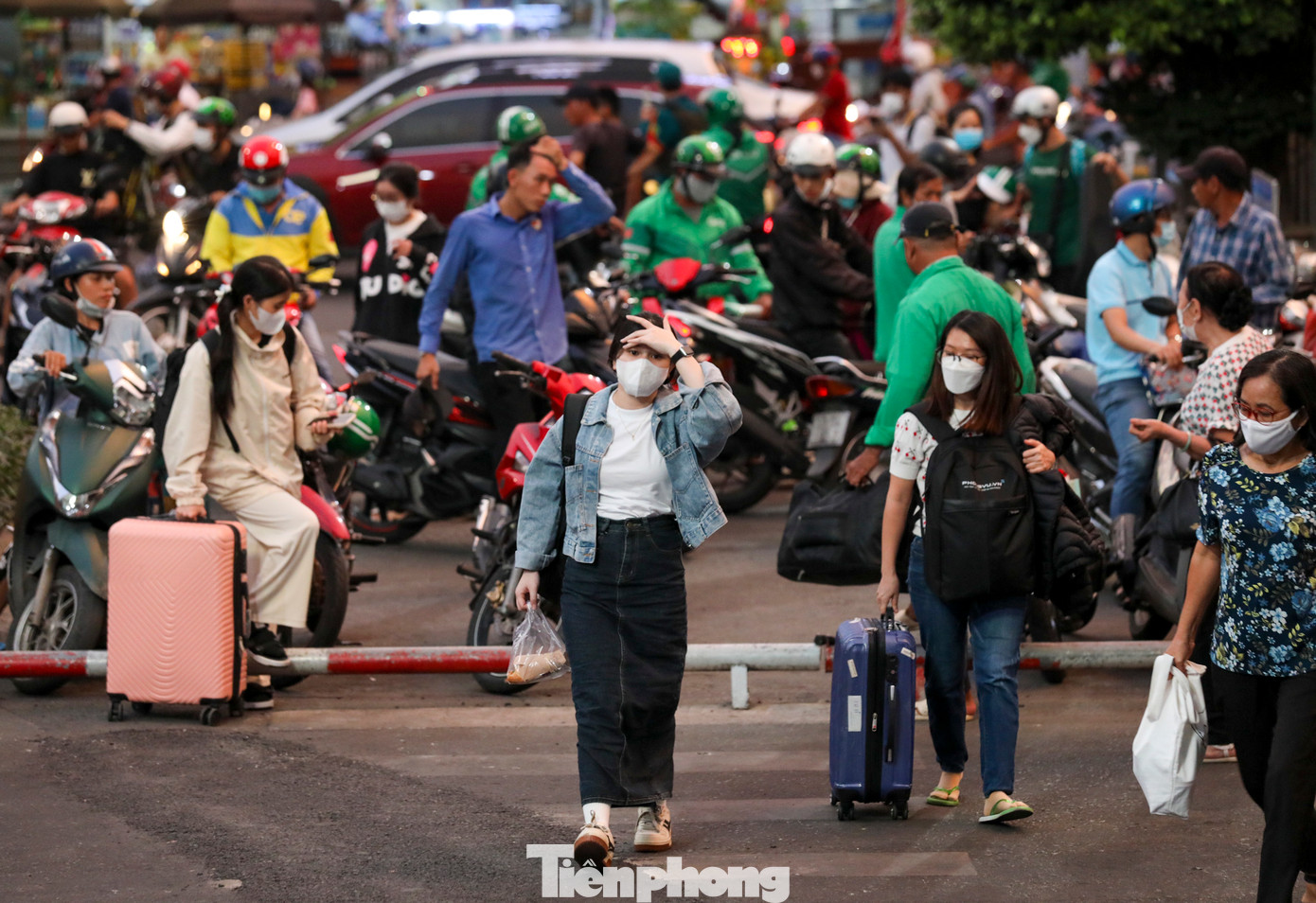 Do tâm lý lo ngại bị kẹt xe vào giờ cao điểm, nhiều hành khách đã có mặt khá sớm tại bến xe.