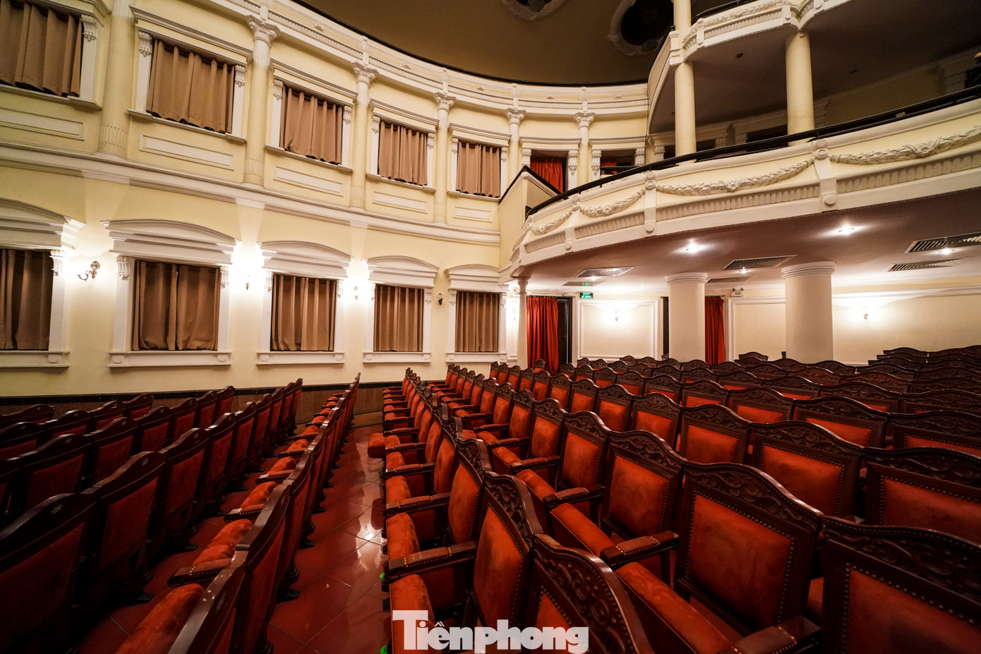 Ngoài tầng trệt còn có 2 tầng lầu nên sức chứa của nhà hát lên tới 1.800 chỗ ngồi.