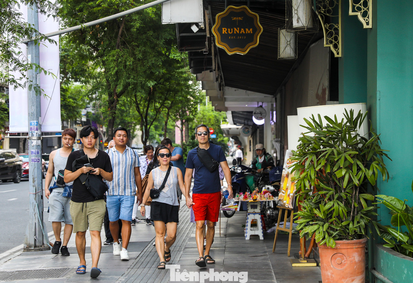 Khách du lịch khi đến đây sẽ được chiêm ngưỡng những toà nhà cao và hiện đại. Một số nhà hàng sang trọng nằm cuối đường Đồng Khởi luôn hấp dẫn du khách phương xa bằng những món ăn đặc sản vùng miền Việt Nam.