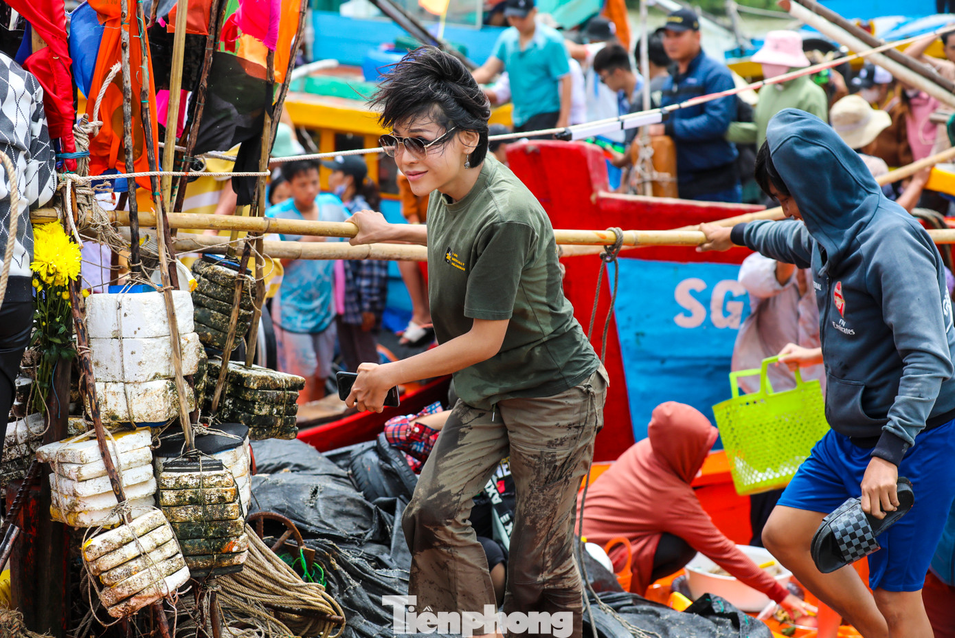 Một du khách bị ướt gần hết người sau khi theo ghe tàu ra biển.