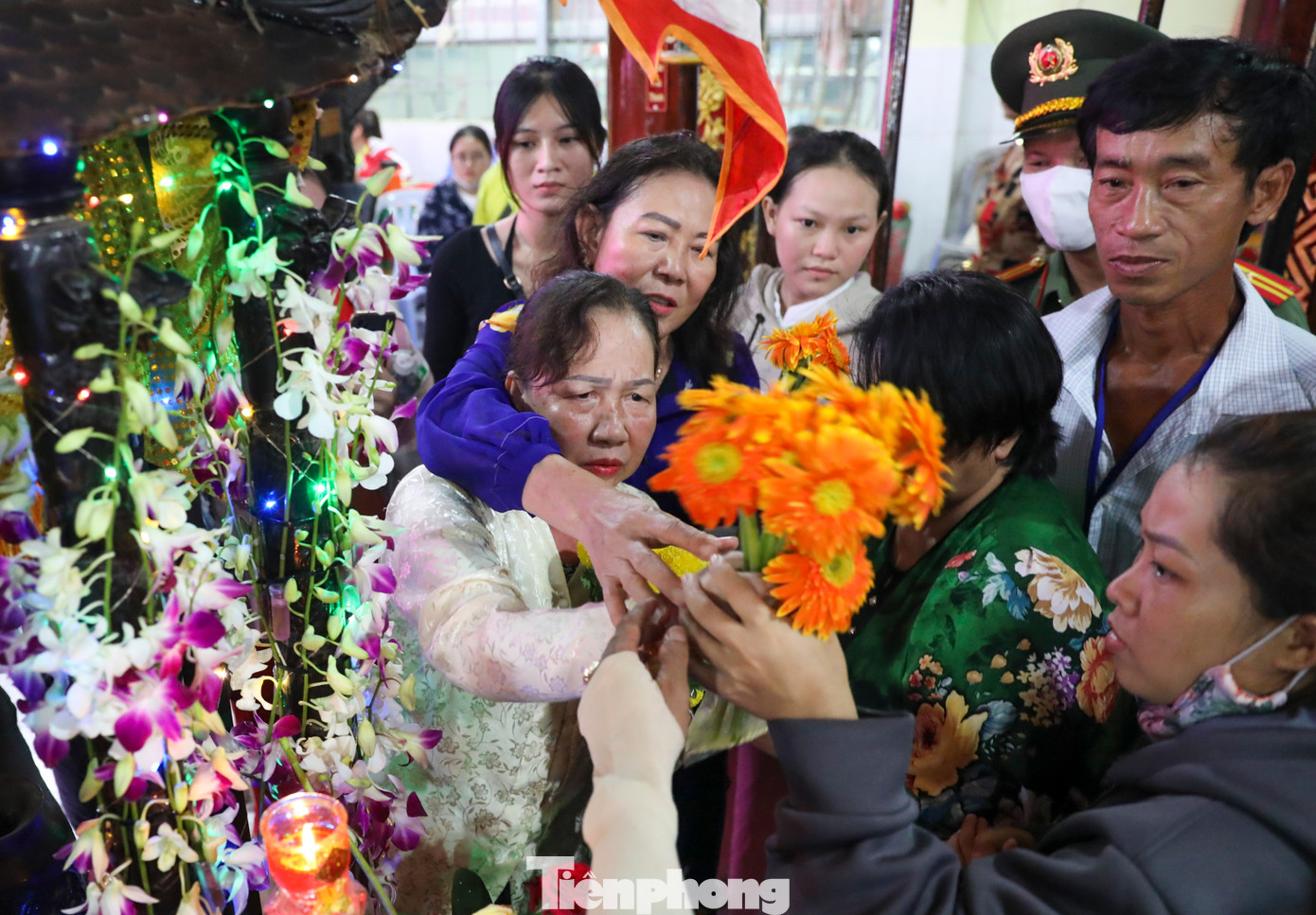 Sau khi Nghinh Ông tiến vào Lăng Ông Thuỷ tướng, một số người dân chen nhau để lấy lộc mang về.