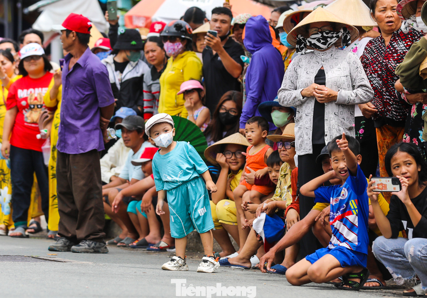 Người dân tại Cần Giờ chờ đợi khá lâu dưới nắng nóng để chứng kiến xe rước Ông trở về.