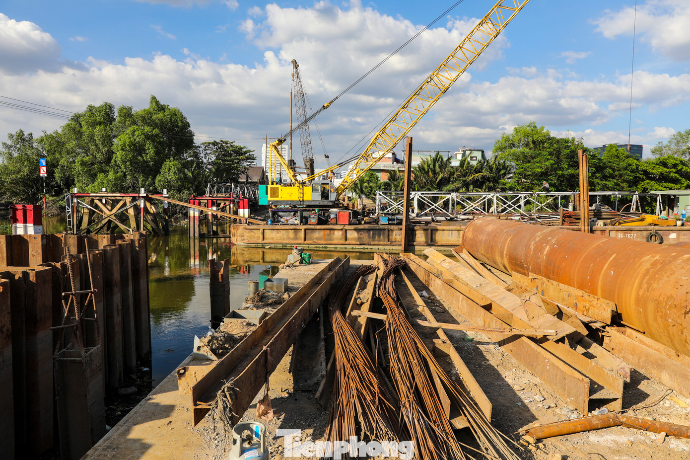 Sở GTVT TPHCM có thông báo kể từ ngày 25/11, cấm toàn bộ xe cộ đi qua khu vực cầu Rạch Đỉa cũ trên đường Lê Văn Lương (nối quận 7 và huyện Nhà Bè), để phục vụ xây dựng cầu Rạch Đỉa mới.