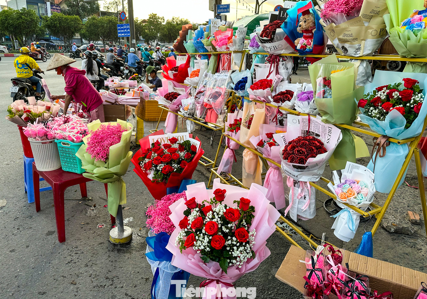 Nhiều quầy bán hoa tự phát được bày bán dọc tuyến đường Điện Biên Phủ, quận Bình Thạnh.