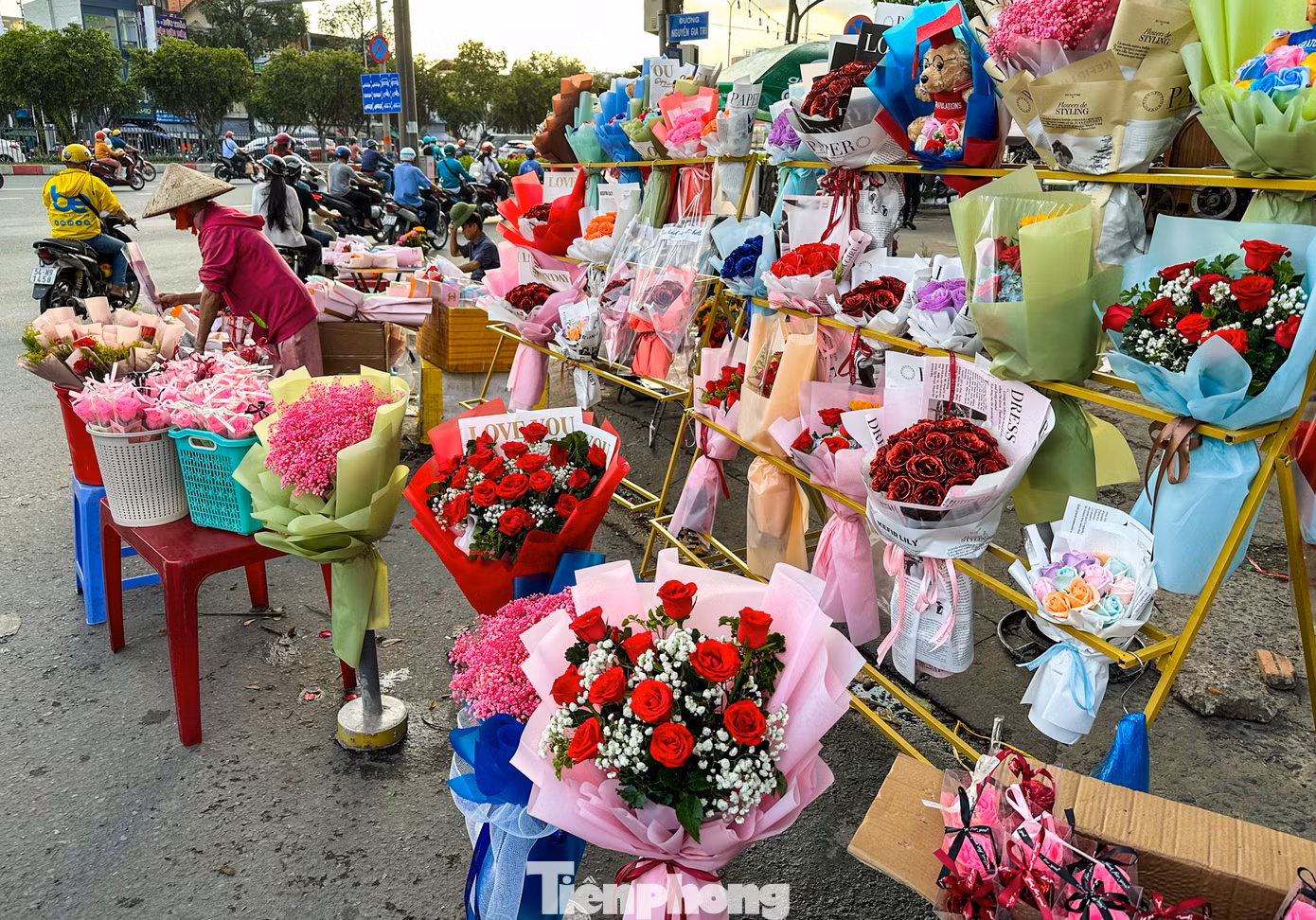 Nhiều quầy bán hoa tự phát được bày bán dọc tuyến đường Điện Biên Phủ, quận Bình Thạnh.