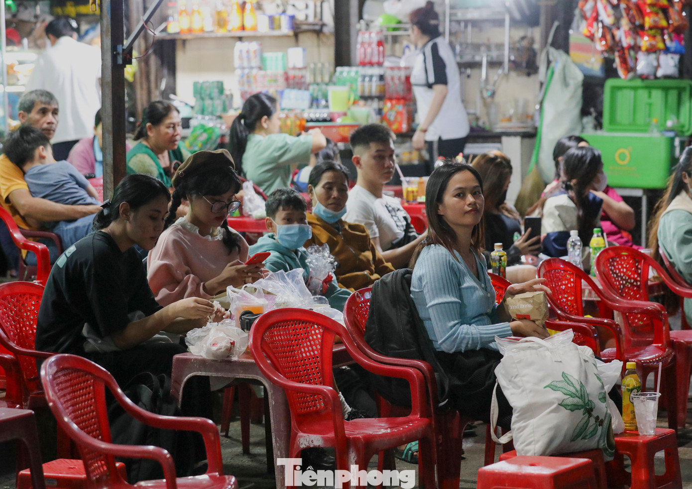 Cô Liễu - tiểu thương tại Bến xe Miền Đông cũ nói: "Lượng khách trong mấy ngày tới sẽ tăng nhưng không vì thế mà tôi tăng giá bán. Tất cả mọi người ở đây muốn phục vụ cho khách tốt nhất có thể".