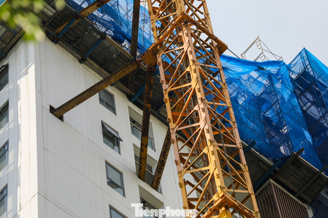 Tuy nhiên, gần 6 tháng sau, không những không xuất trình được giấy phép xây dựng điều chỉnh mà chủ đầu tư còn tiếp tục thực hiện hành vi phạm. Phát sinh vi phạm trái phép thêm gần 1.900 m2. Do đó, Sở Xây dựng đã tham mưu UBND TPHCM ban hành quyết định xử phạt hành chính số 1676/QĐ-XPVPHC với số tiền 325 triệu đồng. Lý do, chủ đầu tư tiếp tục thực hiện hành vi vi phạm sau khi thanh tra Sở Xây dựng lập biên bản. Tuy nhiên, gần 6 tháng sau, không những không xuất trình được giấy phép xây dựng điều chỉnh mà chủ đầu tư còn tiếp tục thực hiện hành vi phạm. Phát sinh vi phạm trái phép thêm gần 1.900 m2. Do đó, Sở Xây dựng đã tham mưu UBND TPHCM ban hành quyết định xử phạt hành chính số 1676/QĐ-XPVPHC với số tiền 325 triệu đồng. Lý do, chủ đầu tư tiếp tục thực hiện hành vi vi phạm sau khi thanh tra Sở Xây dựng lập biên bản.