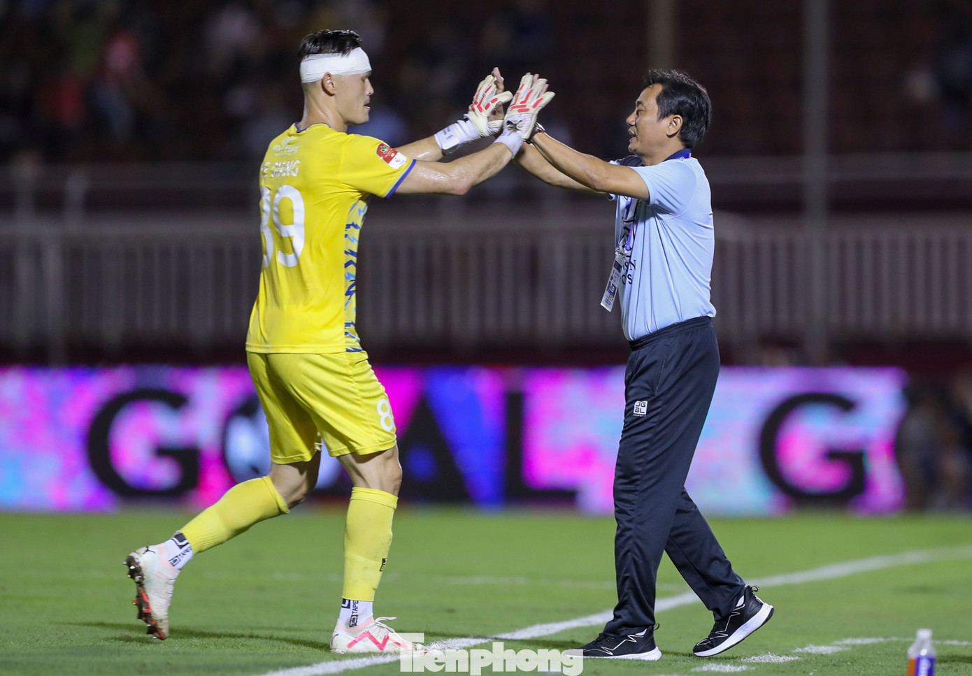 Patrik Lê Giang chơi xuất sắc suốt 90 phút của trận đấu, qua đó giúp đội nhà giữ vững chiến thắng 2-0 chung cuộc. Chiến thắng này giúp thầy trò HLV Phùng Thanh Phương vươn lên vị trí thứ 4 trên bảng xếp hạng với 7 điểm. Patrik Lê Giang chơi xuất sắc suốt 90 phút của trận đấu, qua đó giúp đội nhà giữ vững chiến thắng 2-0 chung cuộc. Chiến thắng này giúp thầy trò HLV Phùng Thanh Phương vươn lên vị trí thứ 4 trên bảng xếp hạng với 7 điểm.