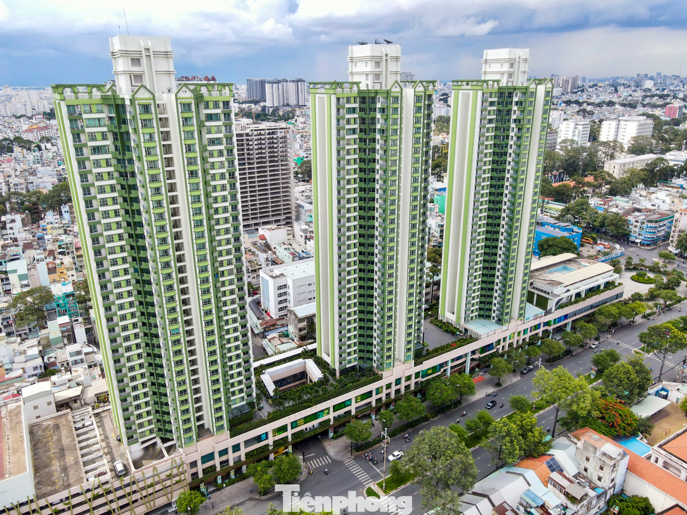 Khu cao ốc liên hợp gia cư và thương mại Thuận Kiều Plaza (quận 5) được xây dựng trên khu đất vàng, có diện tích 9.971 m2. Công trình được thiết kế gồm 3 tháp (kiểu một con thuyền với 3 ống khói hay 3 cây nhang), mỗi tháp có 33 tầng. Trong đó có khu trung tâm thương mại, 648 căn hộ và các công trình tiện ích khác như hồ bơi, khu giải trí, nhà xe. Thuận Kiều Plaza là một trong những cao ốc đa phức hợp đầu tiên được xây dựng và từng được coi là biểu tượng phát triển của TPHCM. Tuy nhiên, khi hình thành nơi này không mang lại sự phát triển như kỳ vọng mà thay vào đó là khung cảnh hoang tàn, không bóng người.