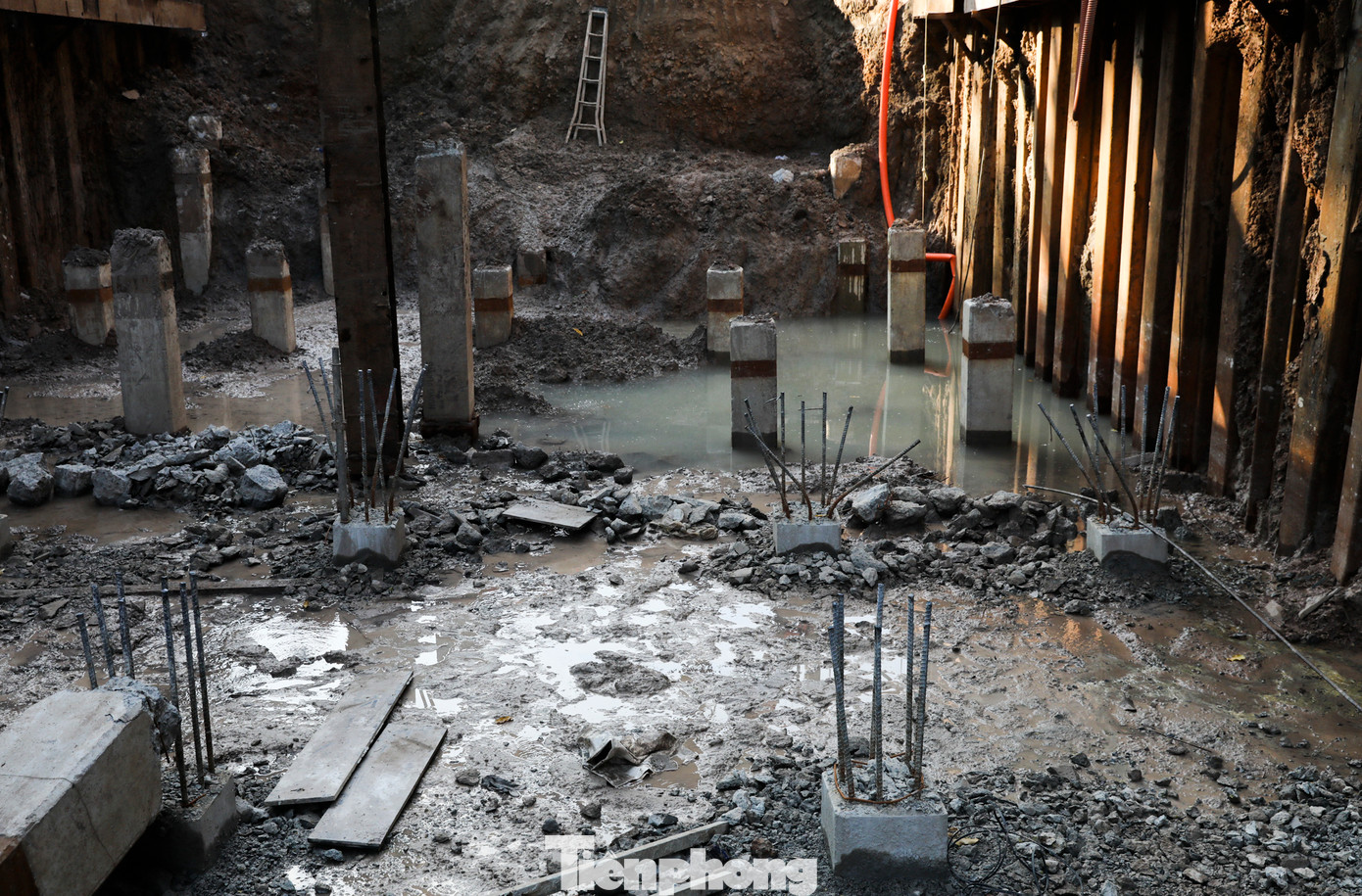 Liên danh công ty cổ phần tập đoàn CK4 - Công ty TNHH Xây dựng Thành Phát - Công ty cổ phần công trình giao thông Sài Gòn đang tiếp tục duy trì 2 mũi thi công liên hoàn. Tại khu vực hầm hở phía đường Phan Thúc Duyện giáp sân bay, đã bắt đầu vào cao điểm tăng tốc, cọc đã được khoan, nhồi ép xuống dưới lòng đất.