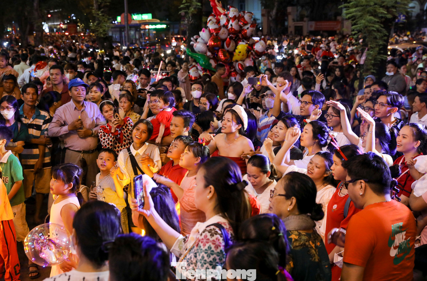 Tối 24/12, người dân TPHCM và du khách đổ về khu vực trung tâm thành phố để vui chơi, thư giãn nhân dịp Giáng sinh.