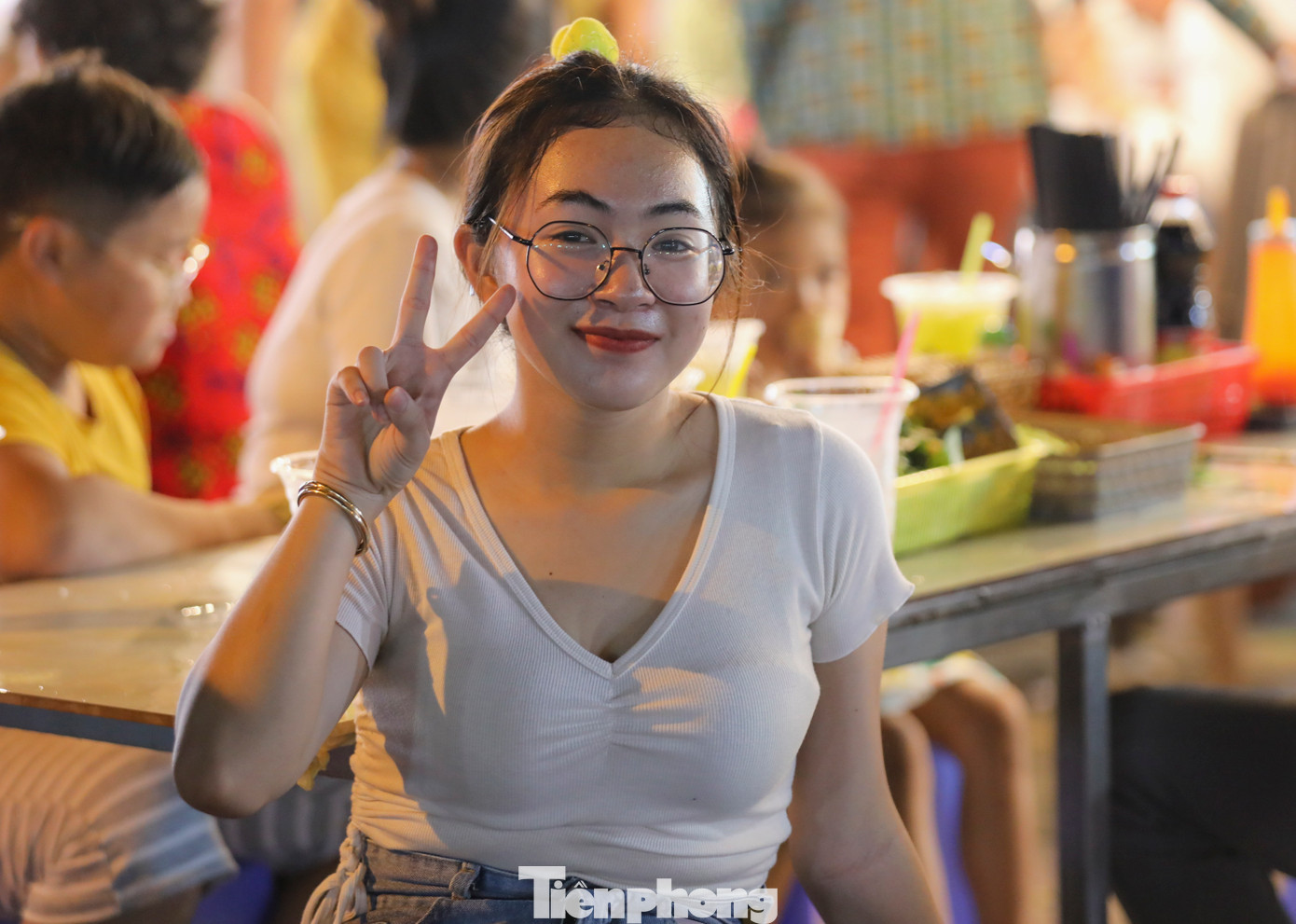 "Mình cùng bạn bè đã đi đò từ đảo Thạnh An sang đây từ 17h và sẽ ở lại thị trấn một đêm để ngày hôm sau vui chơi thêm. Biết đây là sự kiện lớn và có nhiều hoạt động nên mình đã mong đợi từ khá lâu", cô gái tên Duyên, ngụ xã đảo Thạnh An, chia sẻ với Tiền Phong.