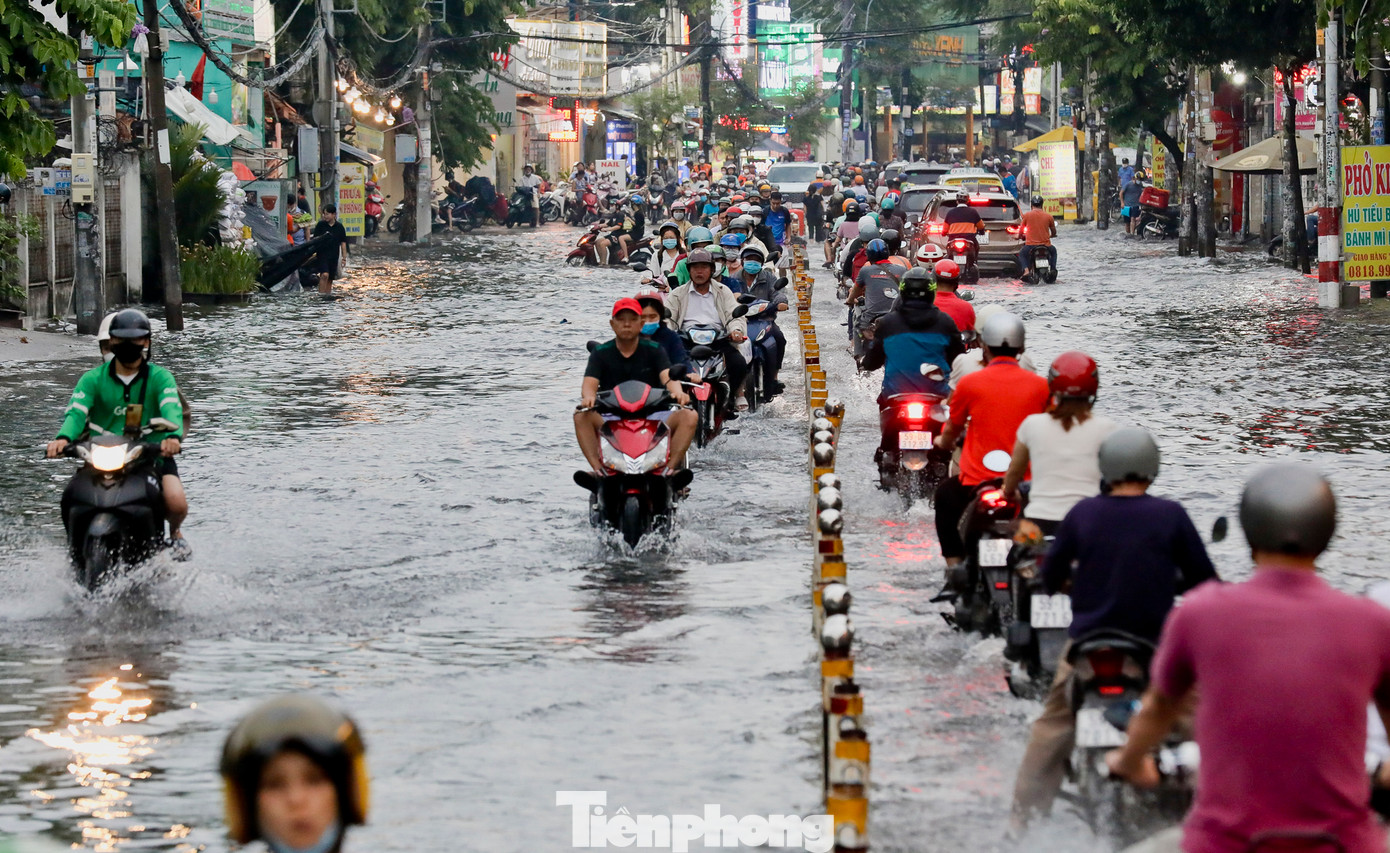 Phương tiện lưu thông chỉ dám đi vào phần giữa của trục đường để đảm bảo xe không bị chết máy.