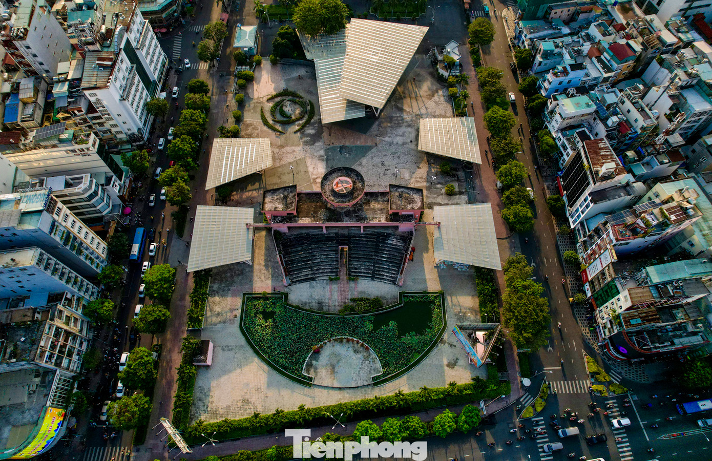 Theo đề xuất của Sở VH&amp;TT TPHCM, việc tổ chức hoạt động sân khấu Sen Hồng giao cho Trung tâm Văn hóa TPHCM (đơn vị sự nghiệp trực thuộc Sở) vận hành theo 2 giai đoạn.