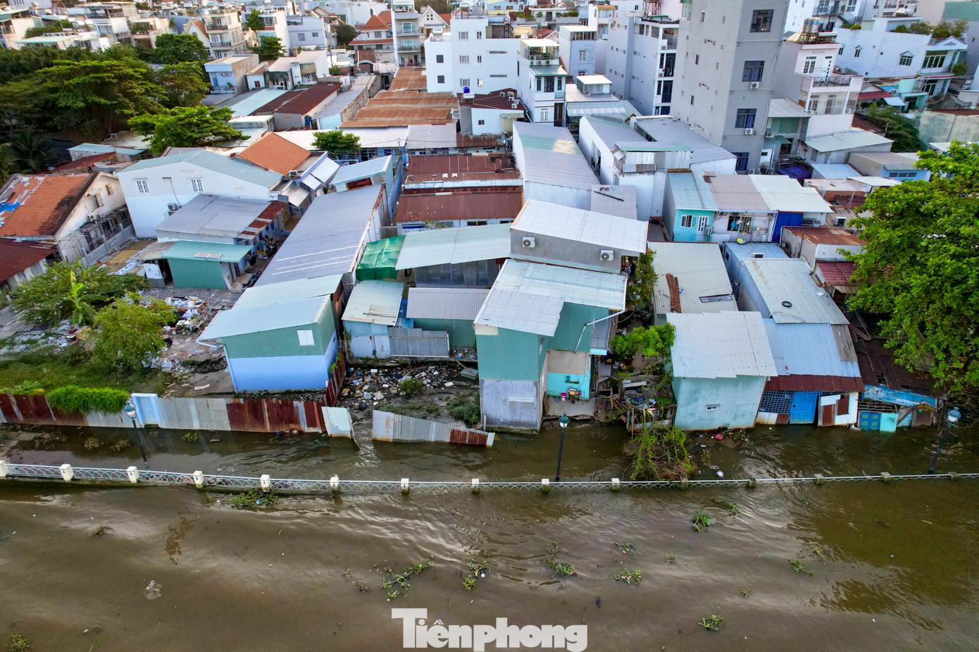 Hiện nay khu vực sạt lở bờ kè Thanh Đa ngày càng diễn biến phức tạp, gây ảnh hưởng nghiêm trọng đến đời sống của người dân trong khu vực. Hiện nay khu vực sạt lở bờ kè Thanh Đa ngày càng diễn biến phức tạp, gây ảnh hưởng nghiêm trọng đến đời sống của người dân trong khu vực.