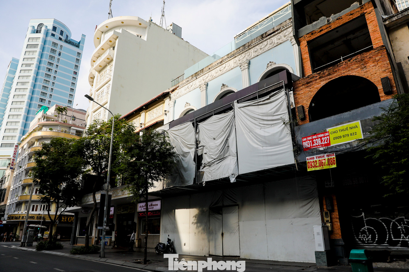 Con đường thuộc danh sách đắt đỏ nhất thế giới ở TPHCM hiện không tránh khỏi làn sóng trả mặt bằng hàng loạt đang diễn ra.