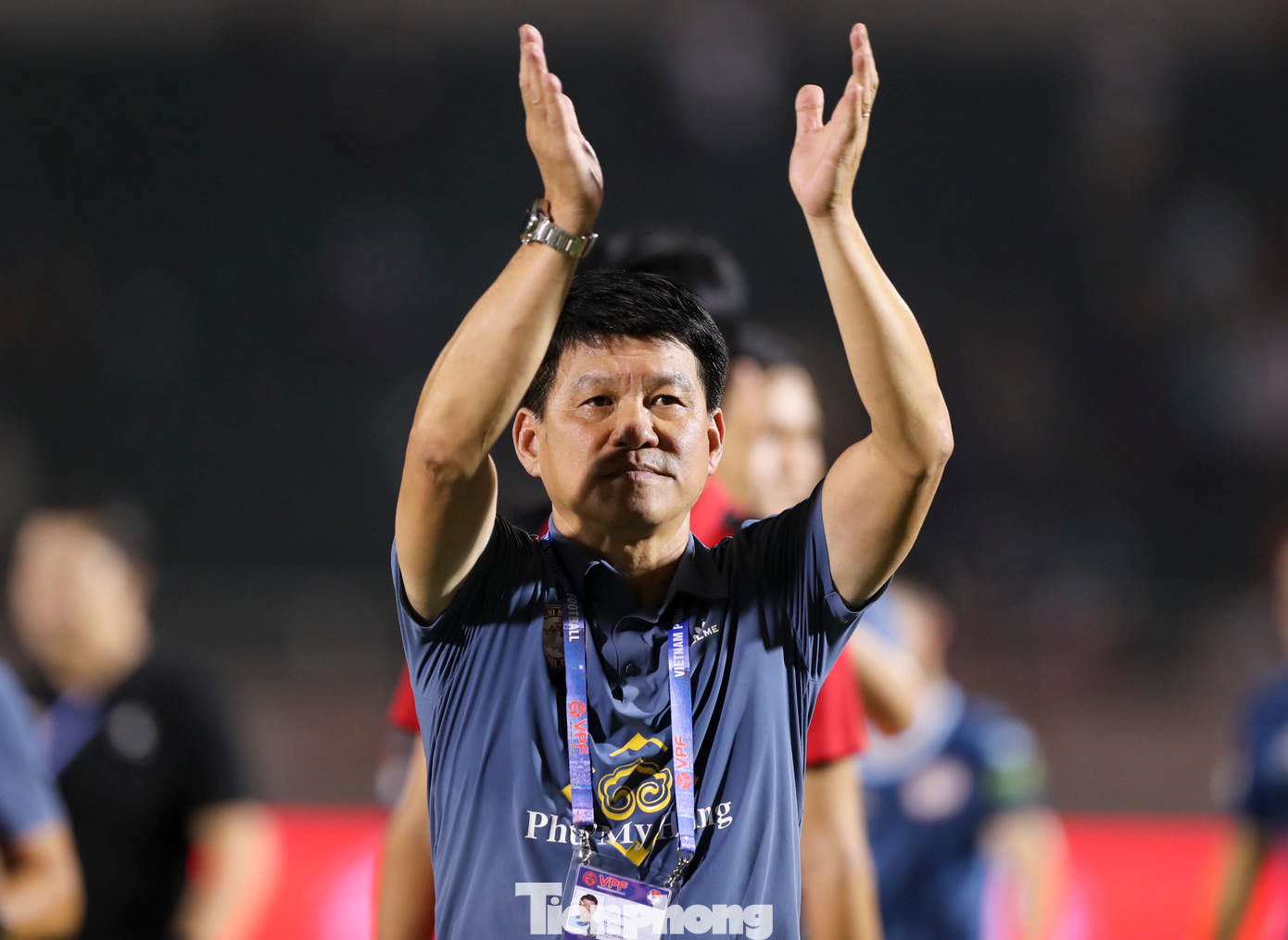 Trải qua 90 phút nghẹt thở tại lượt trận quyết định, HLV Vũ Tiến Thành chia sẻ: "Các bạn xem các bạn biết, bản thân tôi chưa bao giờ rơi vào trạng thái hồi hộp như vậy. Tôi chủ trương đá chậm đá chắc, đối phương cũng thế, đối phương lao lên sẽ hết sức nguy hiểm". Trải qua 90 phút nghẹt thở tại lượt trận quyết định, HLV Vũ Tiến Thành chia sẻ: "Các bạn xem các bạn biết, bản thân tôi chưa bao giờ rơi vào trạng thái hồi hộp như vậy. Tôi chủ trương đá chậm đá chắc, đối phương cũng thế, đối phương lao lên sẽ hết sức nguy hiểm".