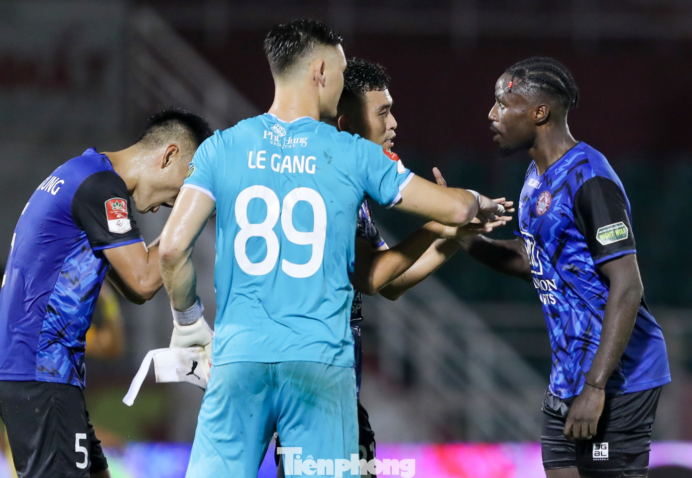 Cả hai lao vào nhau và có những tranh cãi khá gay gắt mặc dù CLB TPHCM vừa giành chiến thắng 2-0 trước Khánh Hòa.