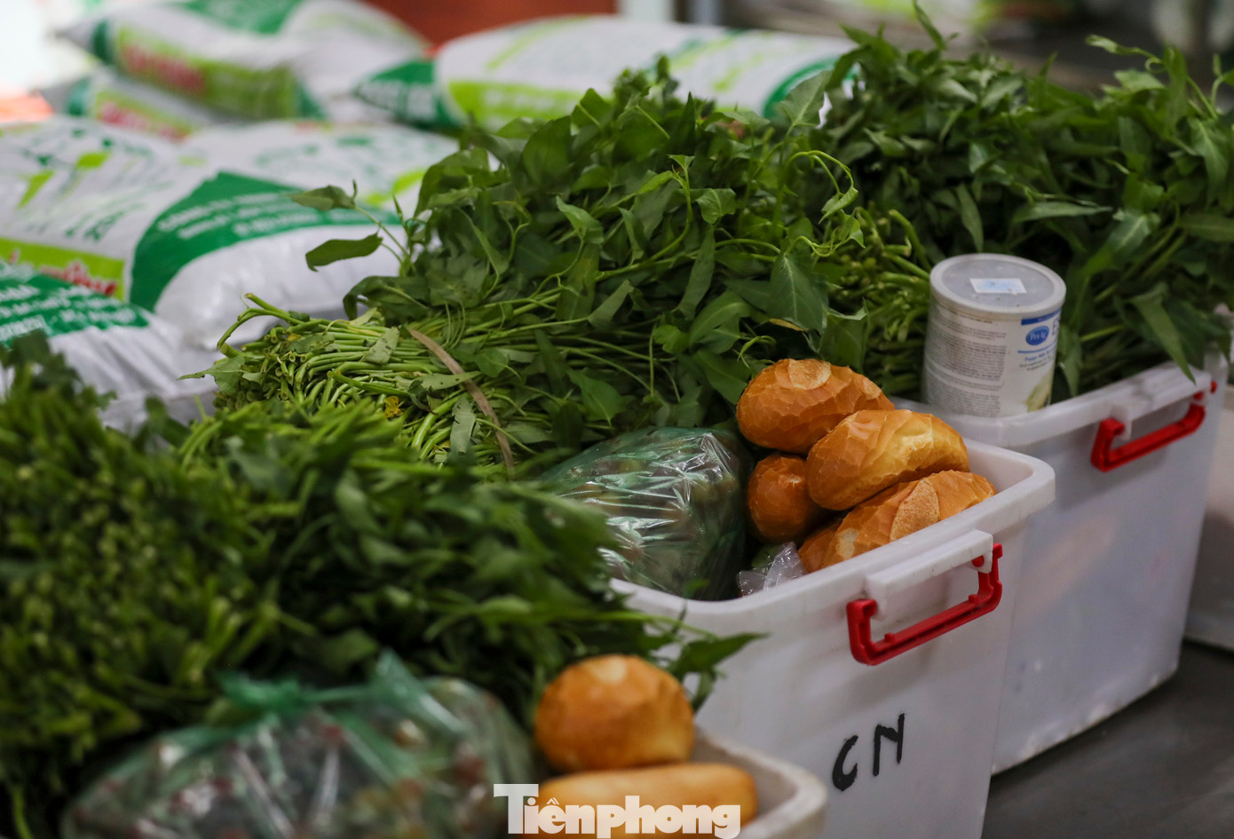 Các khẩu phần ăn được phân chia theo từng khay và được ghi tên từng khu. Sau khi được bàn giao, nhân viên phụ trách tại các chuồng có nhiệm vụ phân bổ và cho thú ăn đúng theo giờ quy định nhằm đảm bảo sức khoẻ cũng như duy trì các tập tính sinh hoạt của chúng tại Thảo Cầm Viên.