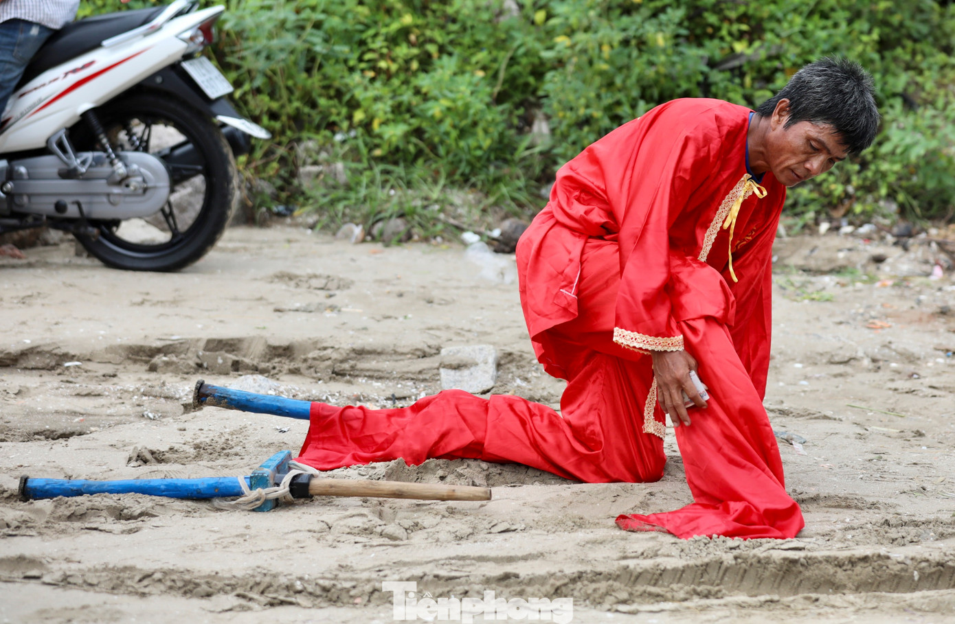 Gương mặt thấm mệt của một cầu thủ sau khi cống hiến cho khán giả trận cầu độc đáo. Gương mặt thấm mệt của một cầu thủ sau khi cống hiến cho khán giả trận cầu độc đáo.