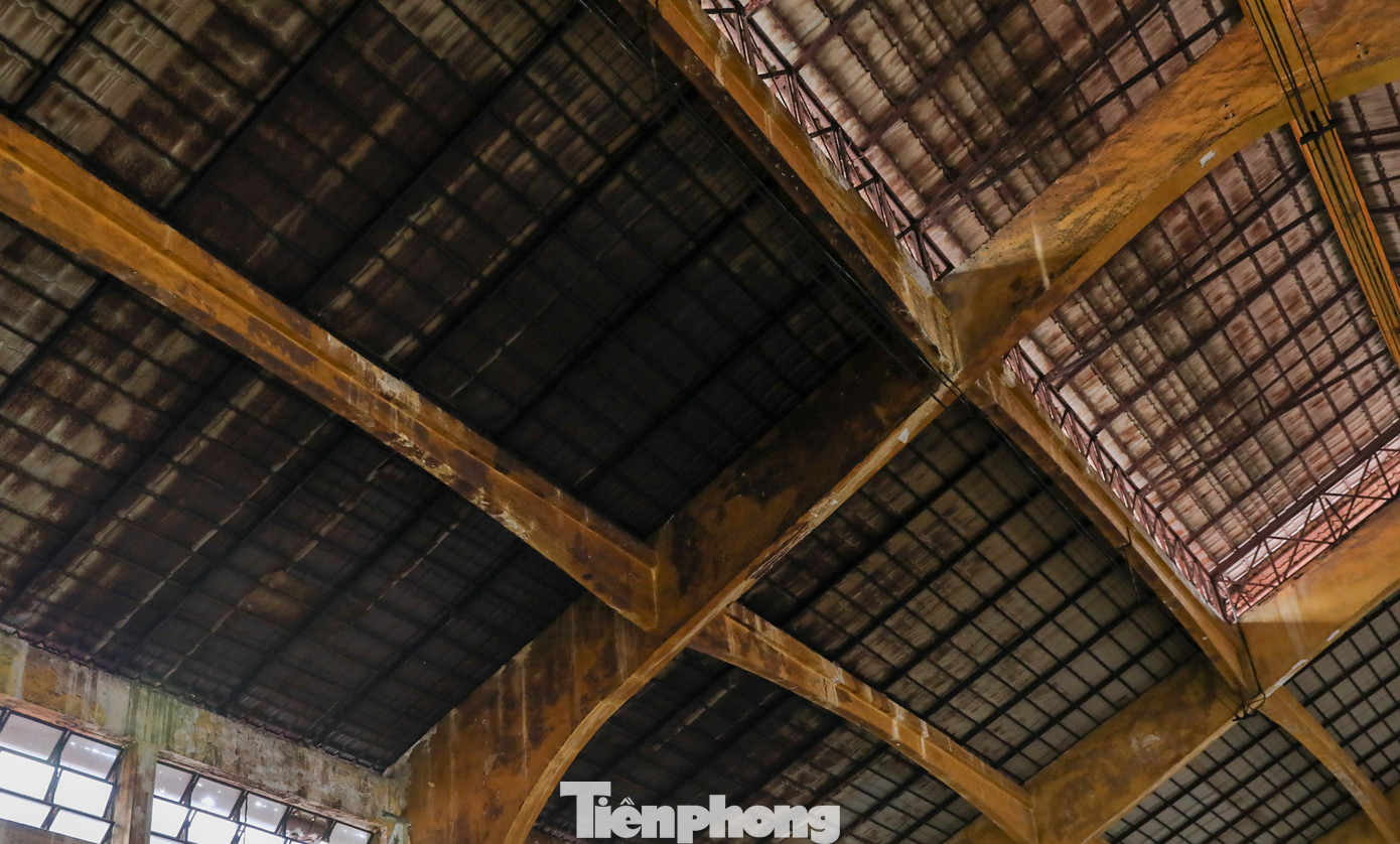 Phần mái của chợ Bến Thành được lợp bằng tôn, bắt đầu xuất hiện nhiều chỗ hoen gỉ, nóng bức khi trời nắng.