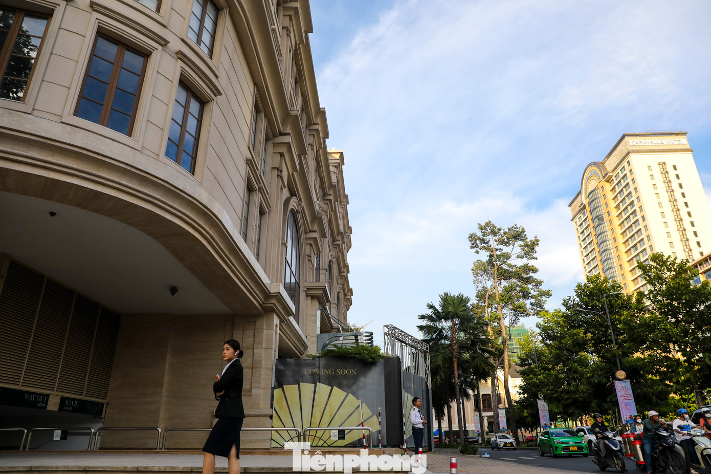 Tuy nhiên nơi này hiện chỉ sử dụng tầng 1 - 2 cho các thương hiệu thời trang, nội thất thuê làm cửa hàng và 1 tầng hầm làm bãi đậu xe. Mặt bằng 2 tầng rộng lớn hơn ngàn mét vuông nói trên chỉ có khoảng 20 cửa hàng, phần còn lại bỏ trống. Trong khi, các tầng khác đều bị chặn cửa, không cho khách lui tới.