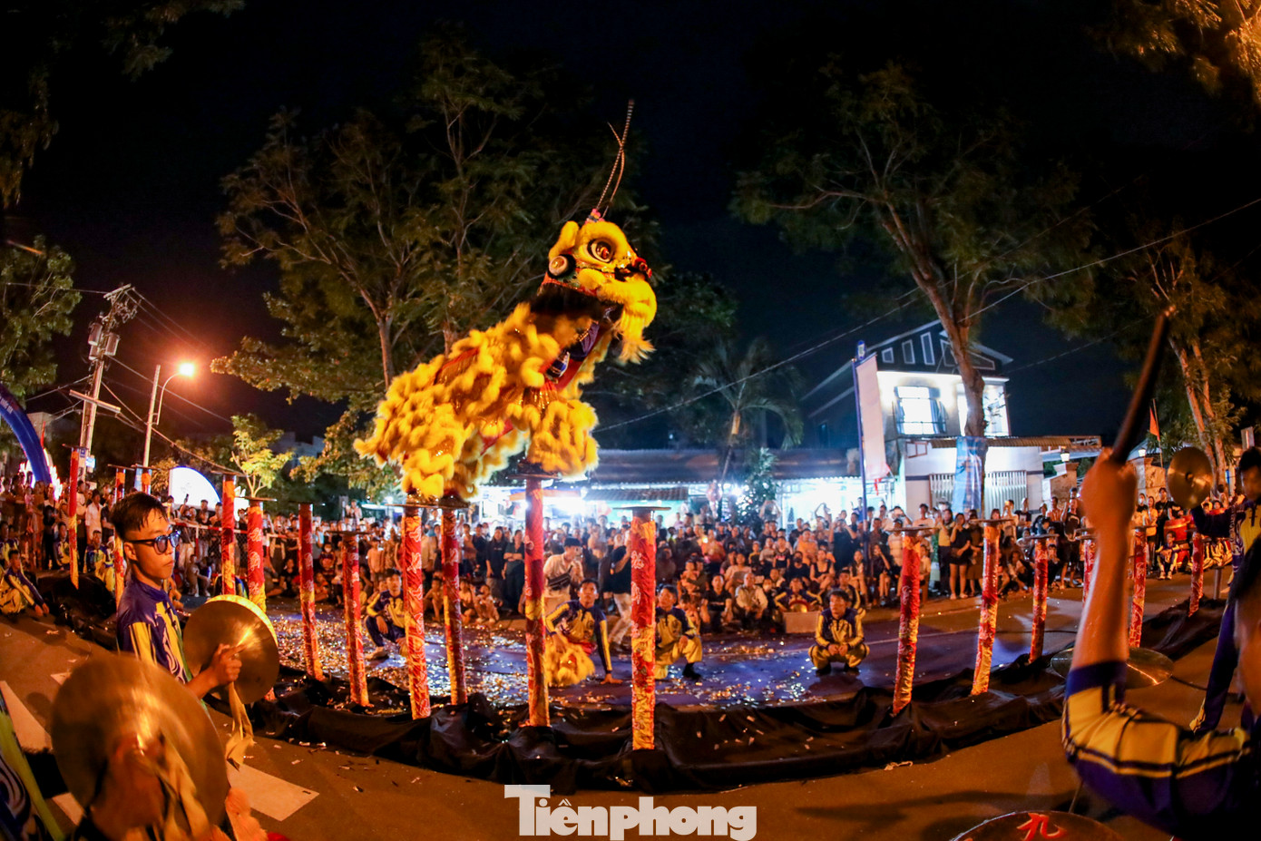 Dịp này, ngoài hoạt động rước đèn, diễu hành xe hoa, các đoàn lân - sư - rồng cũng mang đến các màn biểu diễn đẹp mắt phục vụ người dân có mặt ở Cần Giờ.