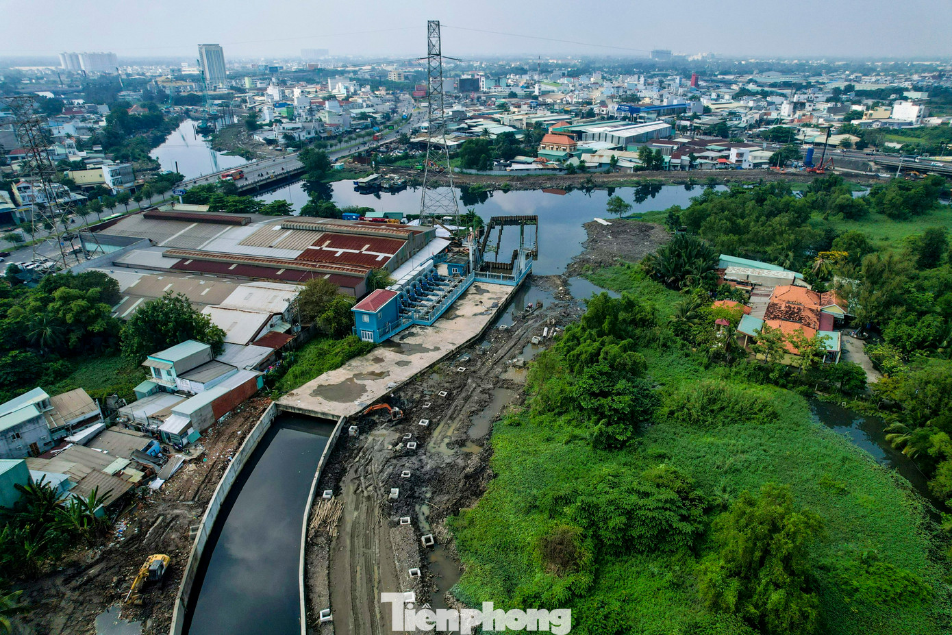 Theo đại diện Ban Quản lý dự án đầu tư xây dựng Bình Tân, sau 2 năm thi công, đến nay dự án rạch chống ngập Bà Tiếng đạt gần 60% tiến độ.