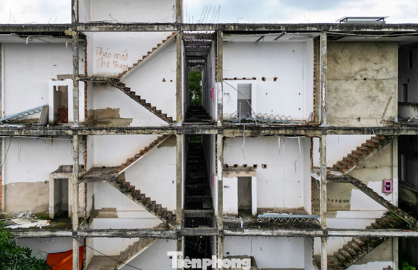 Dự án hiện là những khối bê tông, mảng tường bị phủ một màu xám xịt nhiều năm qua.