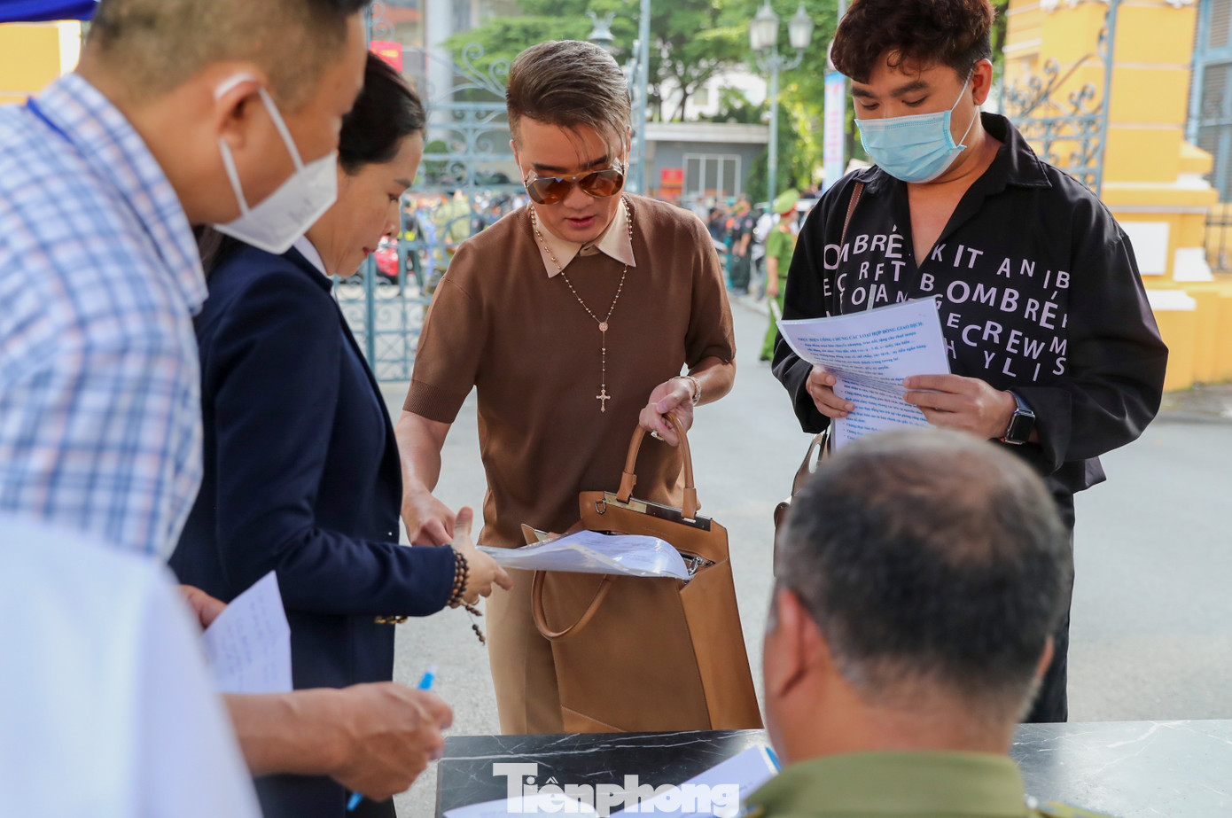 Lúc 7h50 phút, ông Huỳnh Minh Hưng (ca sĩ Đàm Vĩnh Hưng) đến Tòa án Nhân dân TPHCM để tham dự phiên tòa xét xử bà Nguyễn Phương Hằng.