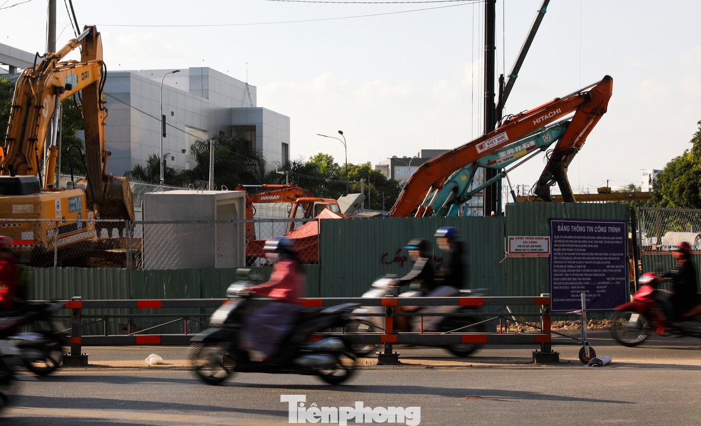 Dự kiến cầu tạm 5 làn xe sẽ được lắp đặt trên tuyến Trần Quốc Hoàn để đảm bảo quá trình thi công không ảnh hưởng, xáo trộn đến tình hình giao thông.