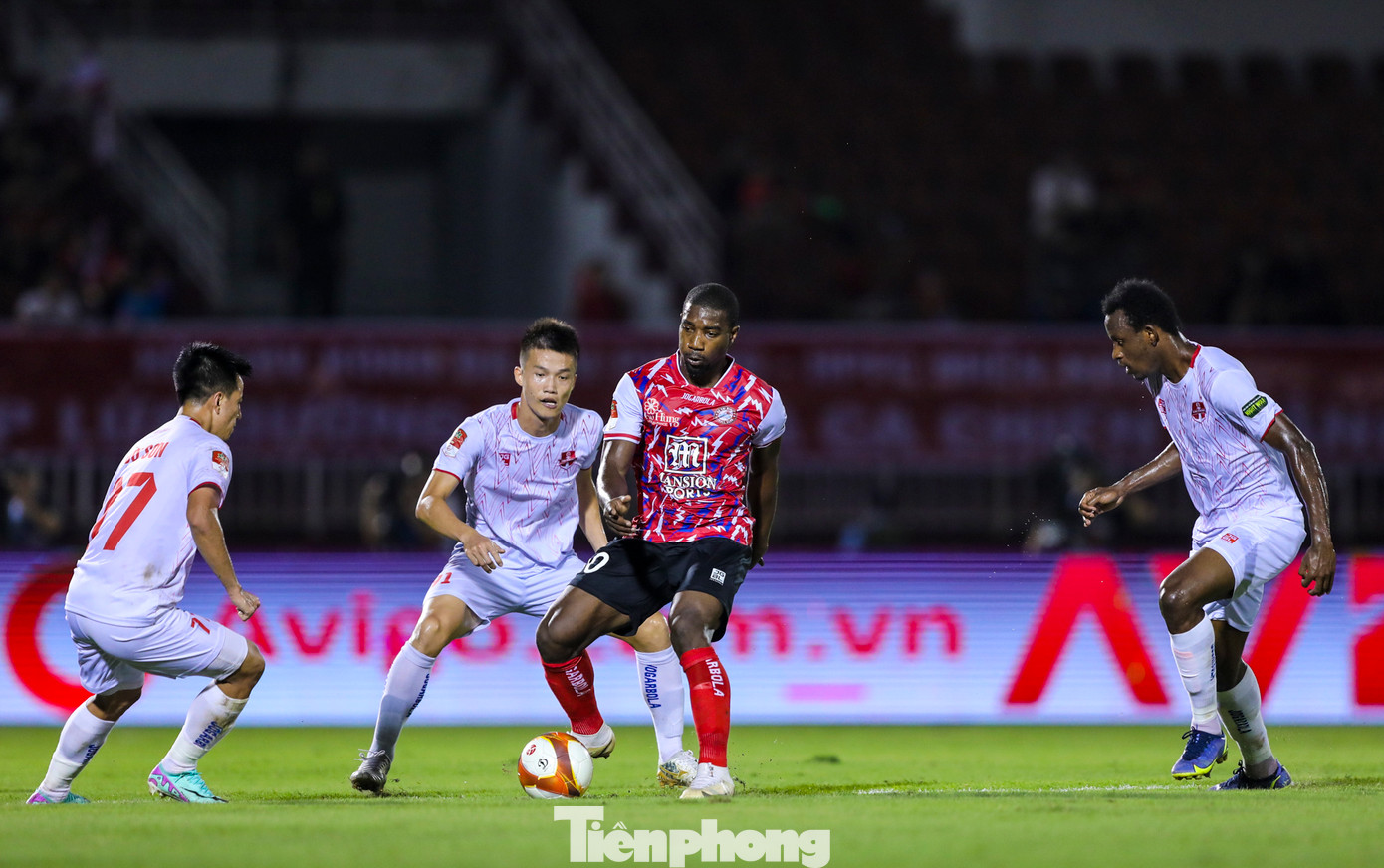 Cả CLB TPHCM và Hải Phòng đều rất hứng khởi trong cuộc so kè trên sân Thống Nhất. Chủ nhà TPHCM bất ngờ có bàn mở tỷ số ngay ở phút thứ 2 do công của Hạ Long. Cả CLB TPHCM và Hải Phòng đều rất hứng khởi trong cuộc so kè trên sân Thống Nhất. Chủ nhà TPHCM bất ngờ có bàn mở tỷ số ngay ở phút thứ 2 do công của Hạ Long.