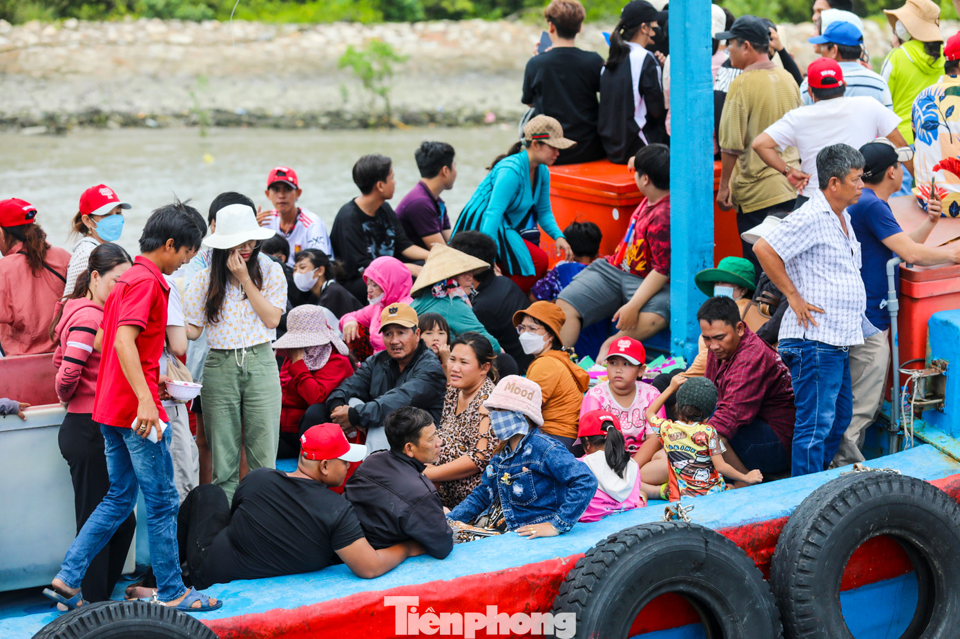 Lượng khách lên tàu khá đông, nhiều tàu trong trường hợp chở quá tải người.