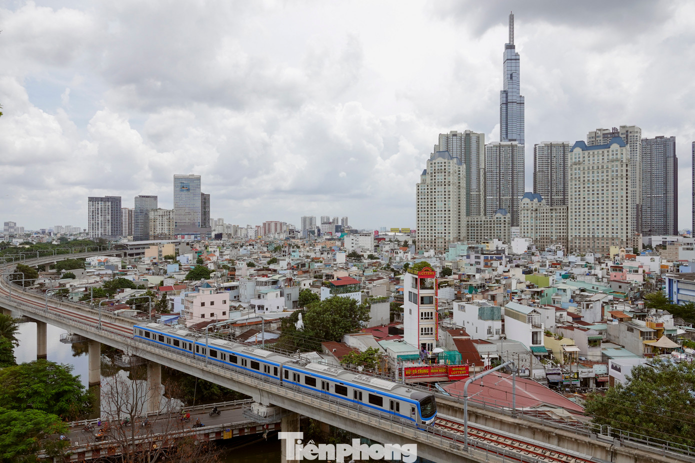 Theo thiết kế, đoạn trên cao tuyến Metro số 1 cho tàu chạy tốc độ tối đa 110 km/h, và 80 km/h với đoạn ngầm, nhưng quá trình thử nghiệm tàu chạy vận tốc thấp hơn.