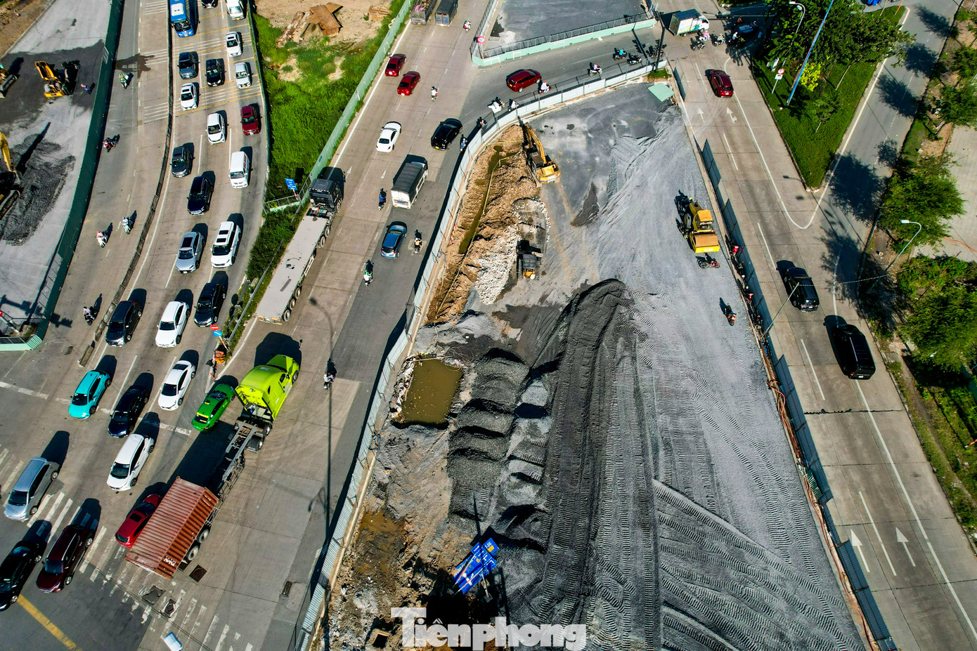 Để giải quyết các vấn đề có liên quan, giảm ùn tắc giao thông ở các đoạn có rào chắn, lô cốt công trình, Sở Giao thông vận tải TPHCM phối hợp với các đơn vị liên quan phân làn đường dựa theo thực tế.