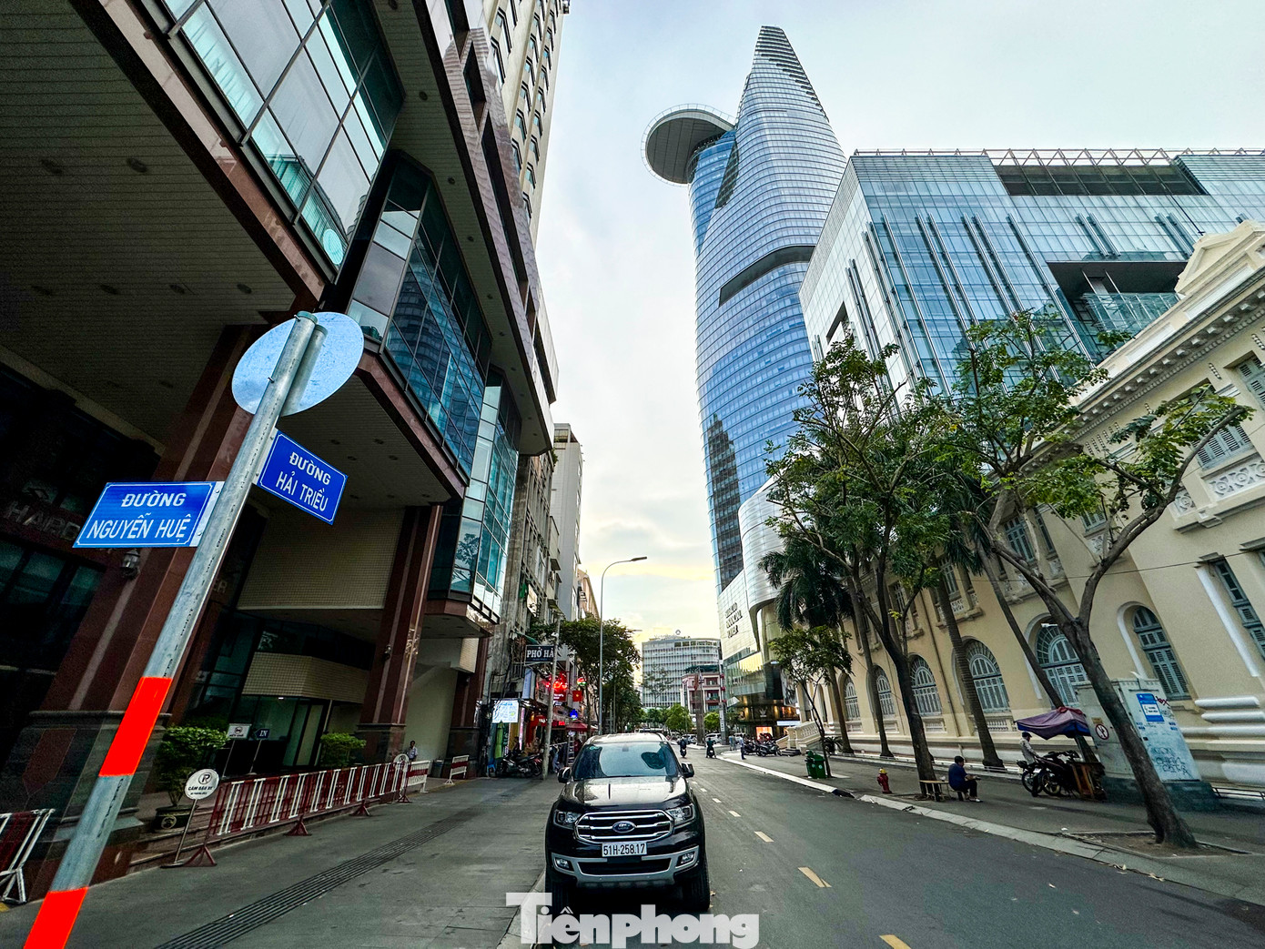 Trong ảnh đường Hải Triều - đoạn từ Hồ Tùng Mậu đến Nguyễn Huệ dài 60 m được đề xuất làm bãi giữ xe dưới lòng đường.