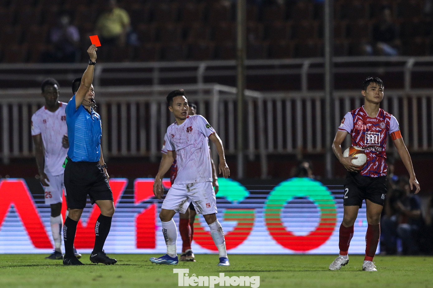 Trọng tài Hoàng Ngọc Hà cũng phải rút thẻ đỏ cho Ngô Tùng Quốc vì lỗi câu giờ. Thầy trò HLV Phùng Thanh Phương tưởng như có thể giành trọn 3 điểm, nhưng bàn thắng ở những phút cuối của Hải Phòng khiến họ phải chia điểm tiếc nuối. Trọng tài Hoàng Ngọc Hà cũng phải rút thẻ đỏ cho Ngô Tùng Quốc vì lỗi câu giờ. Thầy trò HLV Phùng Thanh Phương tưởng như có thể giành trọn 3 điểm, nhưng bàn thắng ở những phút cuối của Hải Phòng khiến họ phải chia điểm tiếc nuối.