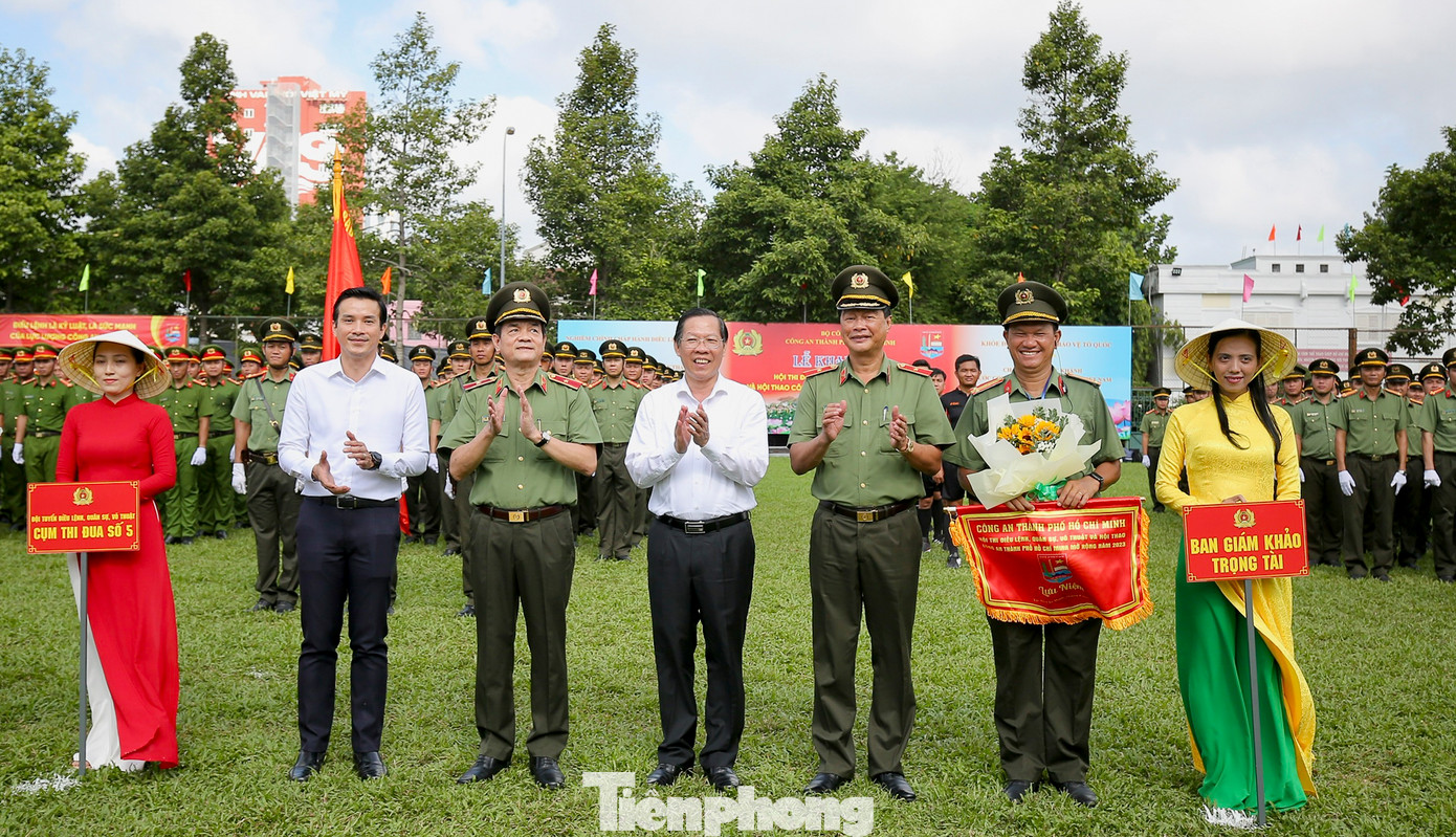 Sáng 8/8, Công an TPHCM đã tổ chức Hội thi Điều lệnh, quân sự, võ thuật và Hội thao Công an TPHCM mở rộng năm 2023 tại Trung tâm Thể thao Công an TPHCM (đường Hòa Bình, phường Phú Trung, quận Tân Phú). Tham dự có các đồng chí: Phan Văn Mãi, Ủy viên Trung ương Đảng, Phó Bí thư Thường trực Thành ủy, Chủ tịch UBND TPHCM; Thiếu tướng Lê Hồng Nam, Giám đốc Công an TPHCM; Thiếu tướng Du Trường Giang, Phó Tư lệnh Quân khu 7...