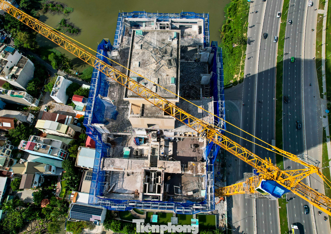 Quá trình tổ chức thi công dự án Ascent Lakeside, Công ty CP Xây dựng Thương mại Đất Phương Nam đã xây dựng sai nội dung giấy phép được cấp tại dự án cao ốc thương mại dịch vụ và căn hộ Lakeside Tower. Quá trình tổ chức thi công dự án Ascent Lakeside, Công ty CP Xây dựng Thương mại Đất Phương Nam đã xây dựng sai nội dung giấy phép được cấp tại dự án cao ốc thương mại dịch vụ và căn hộ Lakeside Tower.