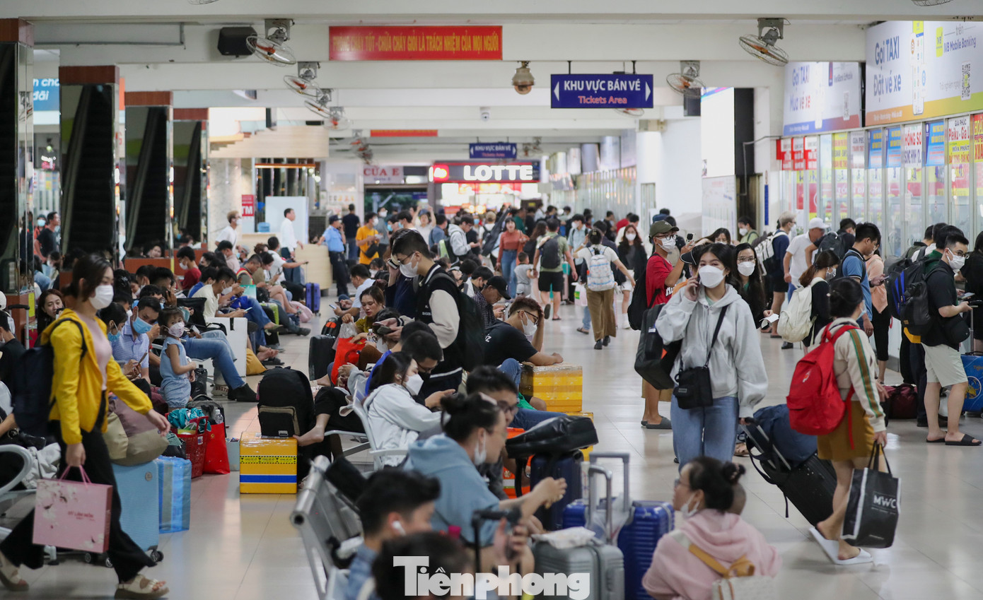 Khu vực nhà chờ trong bến xe Miền Đông cũ (quận Bình Thạnh) tấp nập khách. Đến khoảng 18h, các dãy ghế không còn một chỗ trống.