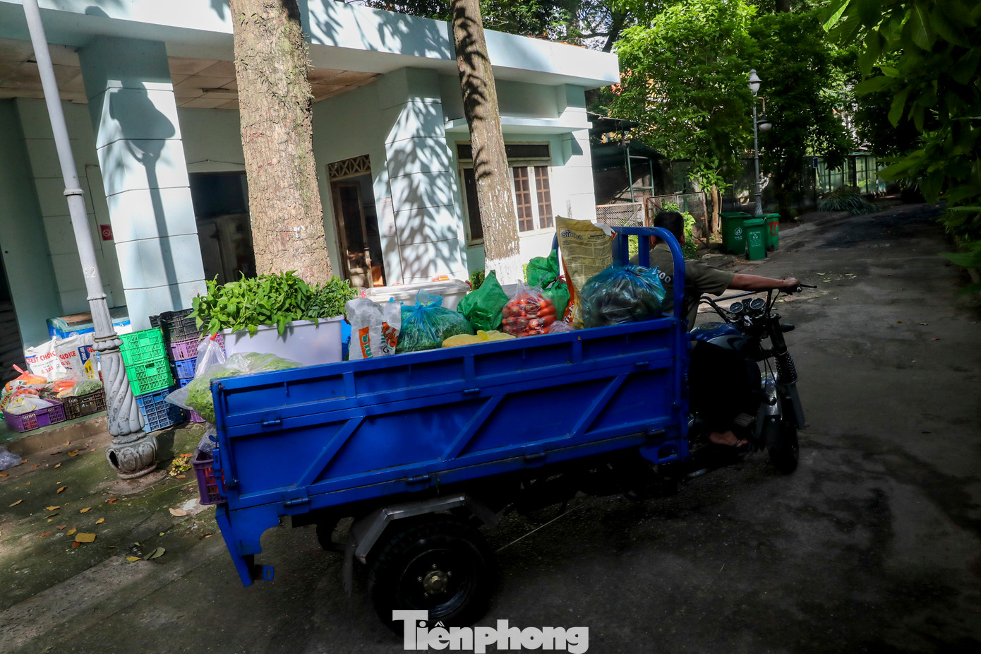 Chuyến xe đầu tiên chở thức ăn bắt đầu rời đi khi đồng hồ điểm 8h sáng.