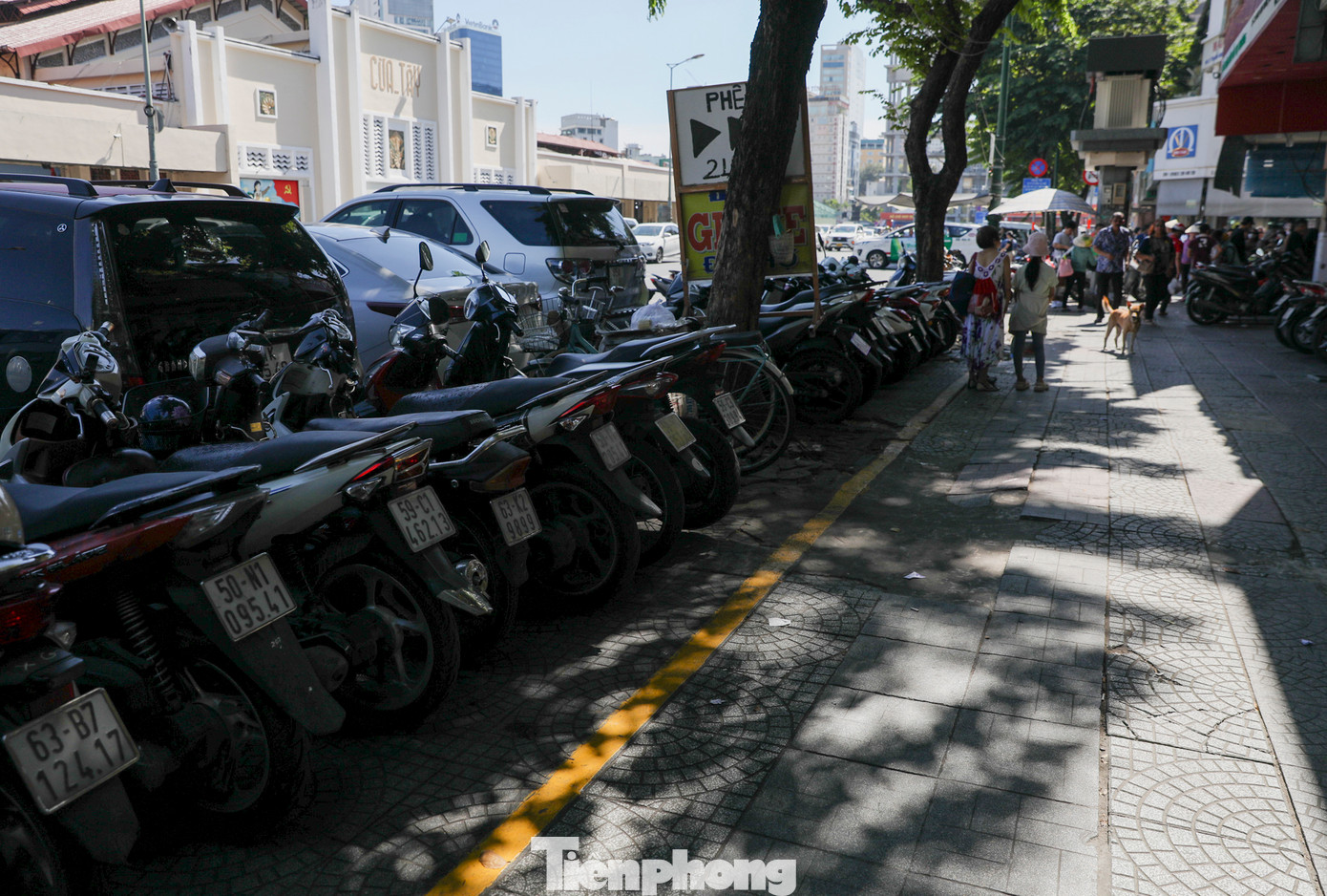 Các tuyến đường, vỉa hè để xe máy miễn phí này phải đáp ứng đủ quy định và ưu tiên chiều rộng hè phố dành cho người đi bộ, tối thiểu từ 1,5m. Đảm bảo độ bền, chịu lực của vỉa hè, hạ tầng kỹ thuật và mỹ quan đô thị.