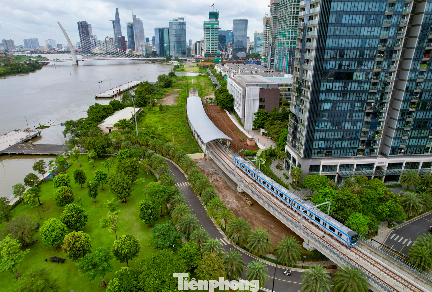 Theo Ban Quản lý đường sắt đô thị TPHCM, đây là sự kiện đánh dấu thêm một cột mốc mới trong quá trình triển khai dự án, tròn 1 năm kể từ ngày chạy thử đoàn tàu metro đầu tiên trong phạm vi depot Long Bình (TP Thủ Đức).