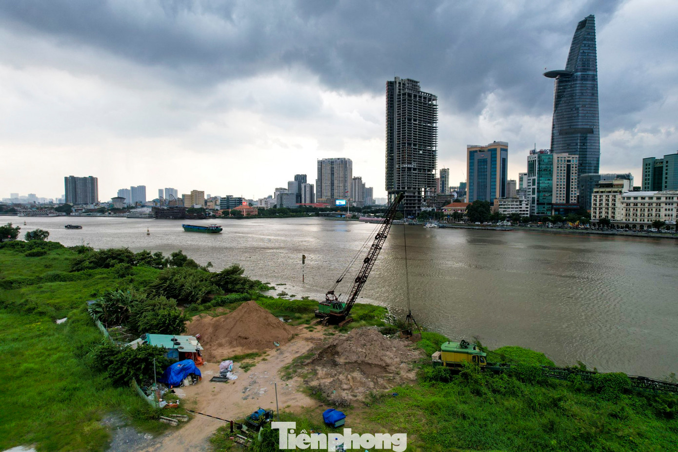 Một số điểm dọc bờ sông đoạn qua Thủ Thiêm được rào chắn và dùng làm bãi tập kết vật liệu xây dựng.