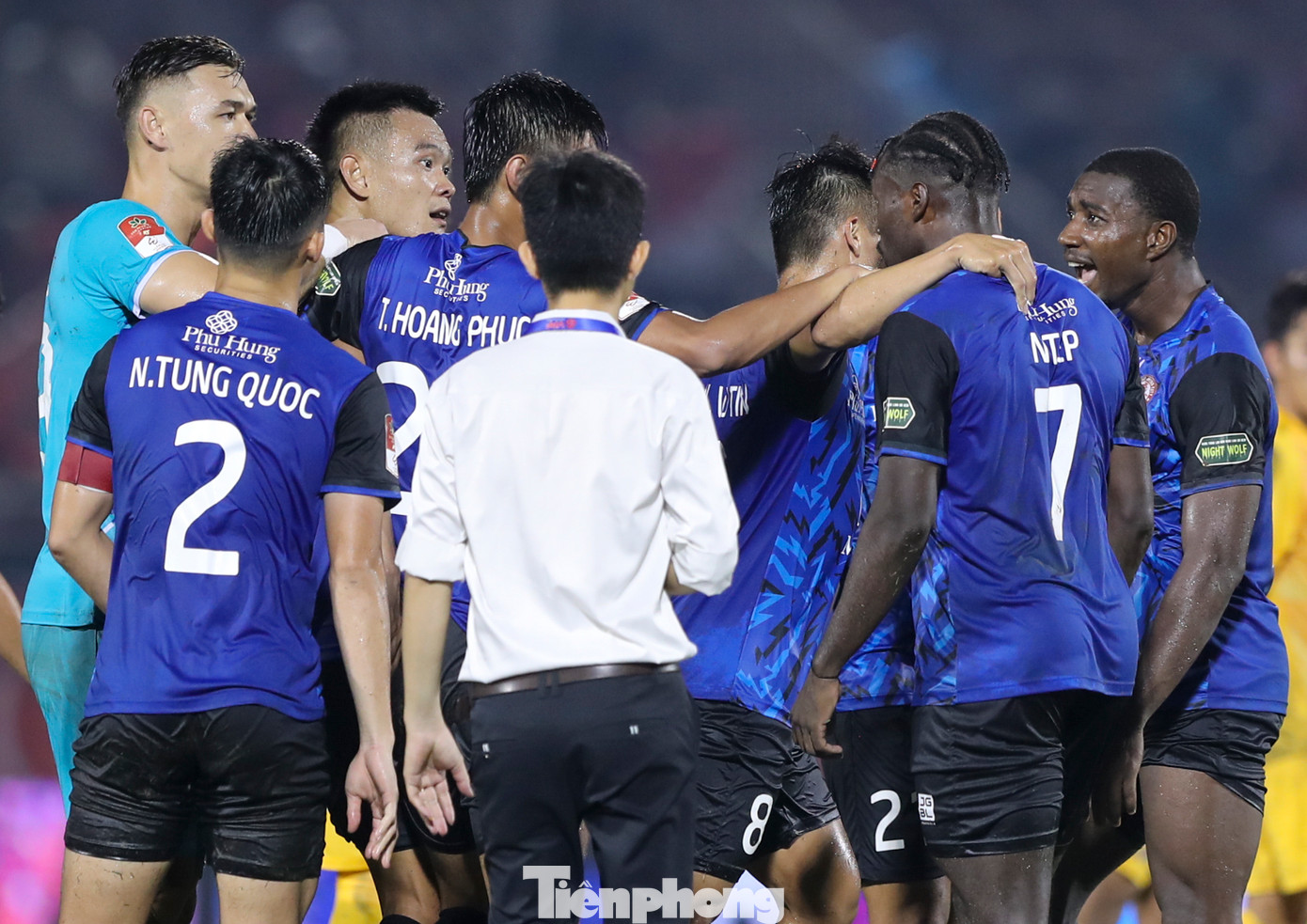 Sự việc xảy ra được cho là do trong một tình huống tấn công, Paul Georges có đường chuyền lên không tốt và khiến hàng thủ của CLB TPHCM rơi vào tình huống nguy hiểm.