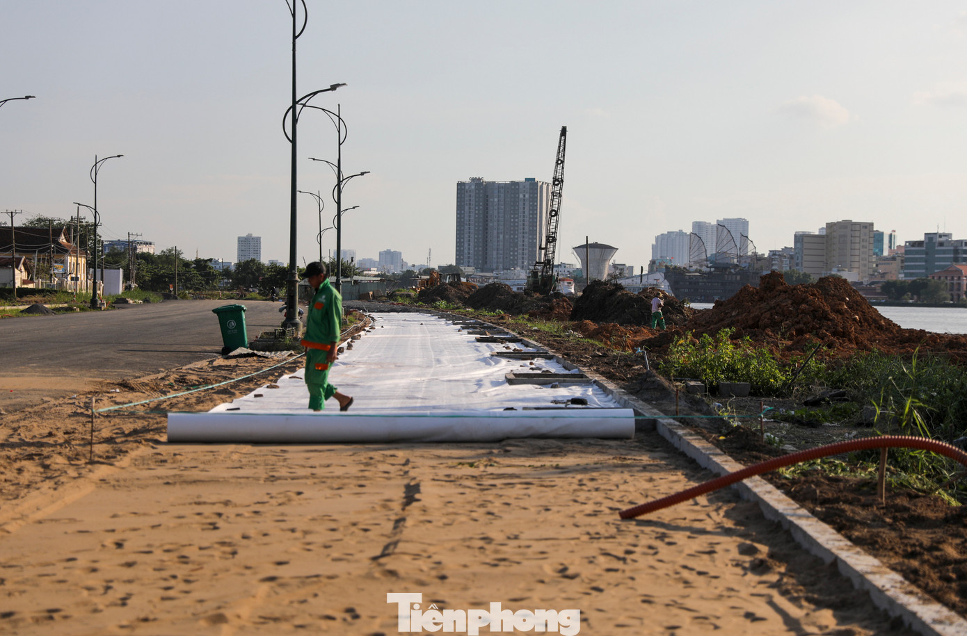 Bờ sông Sài Gòn ở khu đô thị Thủ Thiêm (thành phố Thủ Đức) trong tình trạng nhếch nhác, trái ngược với cảnh hiện đại nhộn nhịp bên kia bờ Quận 1.