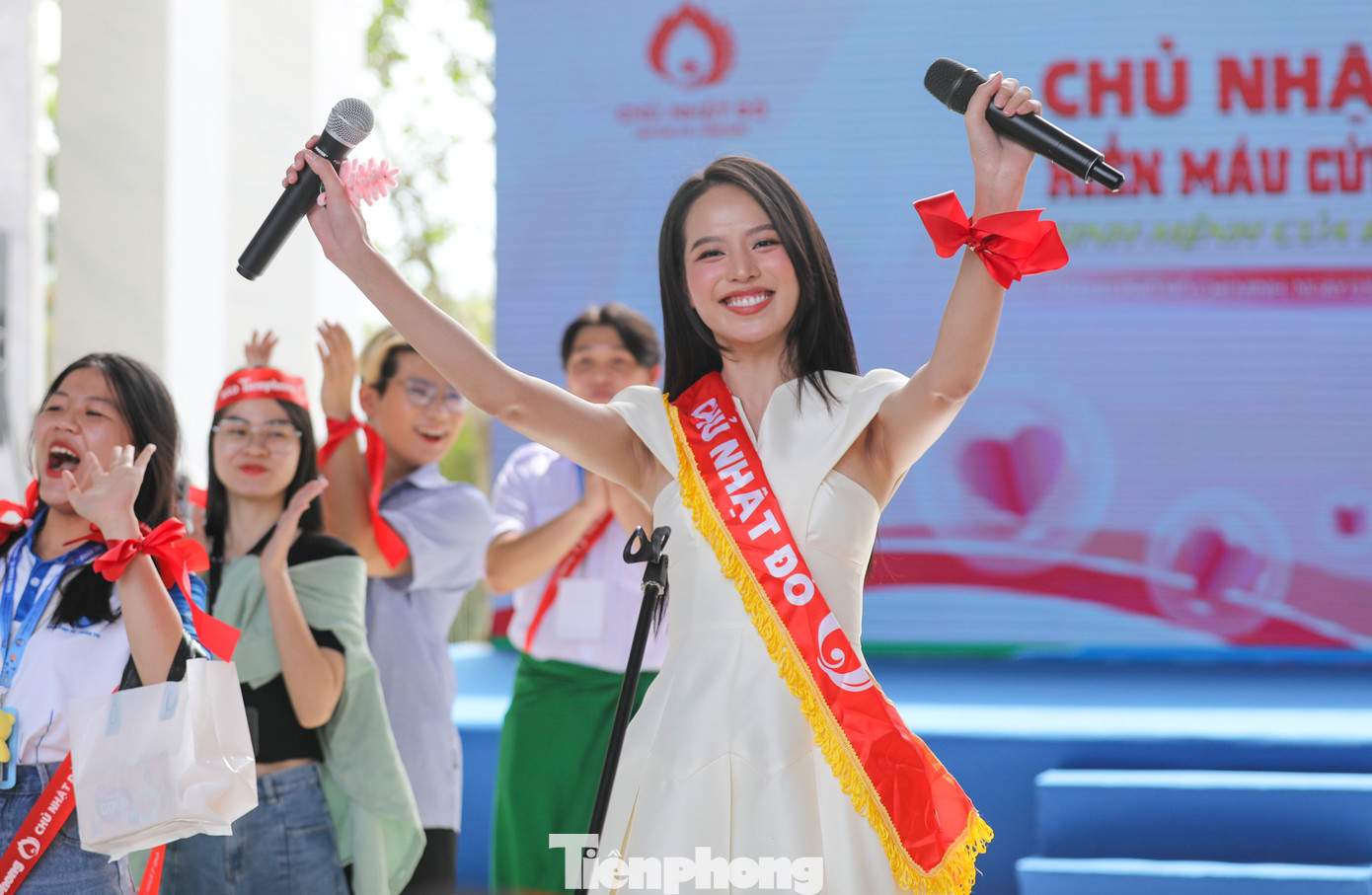 Á hậu Bùi Khánh Linh chia sẻ: Chủ nhật Đỏ là một trong những sự kiện nhân văn lớn nhất mà cô từng tham gia. Á hậu cho biết từng vài lần lỡ hẹn với các hoạt động hiến máu và đây là lần đầu người đẹp có cơ hội tham gia một hoạt động hiến máu vì cộng đồng lớn như Chủ nhật Đỏ.