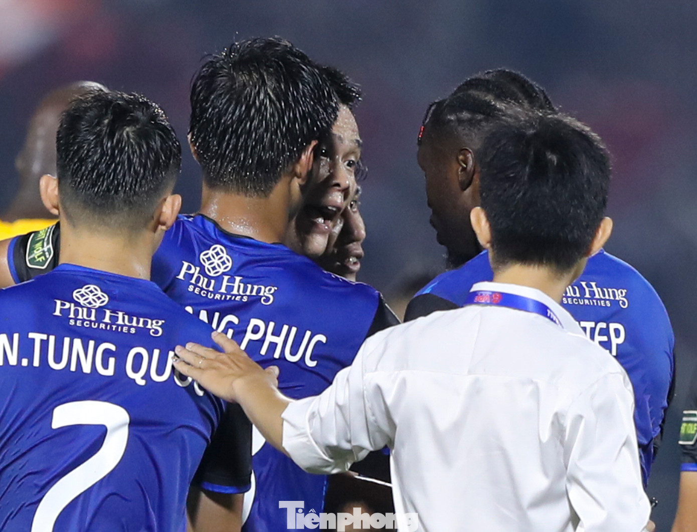 Lĩnh xướng hàng hậu vệ, Nguyễn Minh Tùng có cớ để khiển trách Paul Georges và yêu cầu ngoại binh này cần phải chơi bóng cẩn thận hơn nếu như không muốn đội nhà phải gặp khó khăn.