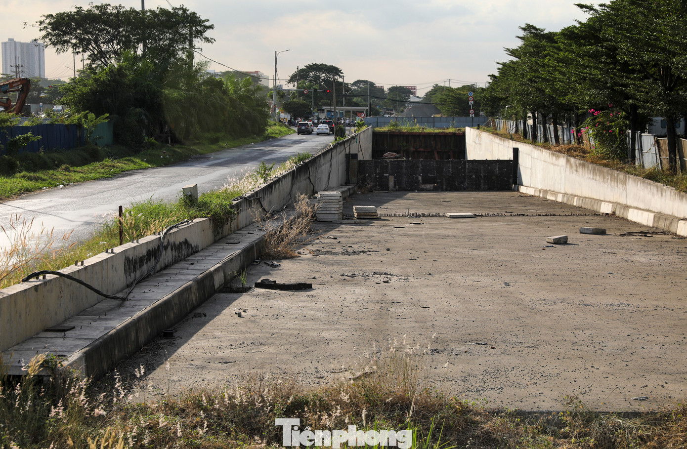 Giai đoạn 1, Dự án tổng đầu tư 830 tỷ đồng giúp giảm tải áp lực giao thông khu vực phía nam thành phố. Công trình gồm 2 hầm ở mỗi chiều đường Nguyễn Văn Linh, mỗi hầm dài 456m, 3 làn xe, vận tốc 60 km/h; phía trên làm đảo tròn và các nhánh rẽ.